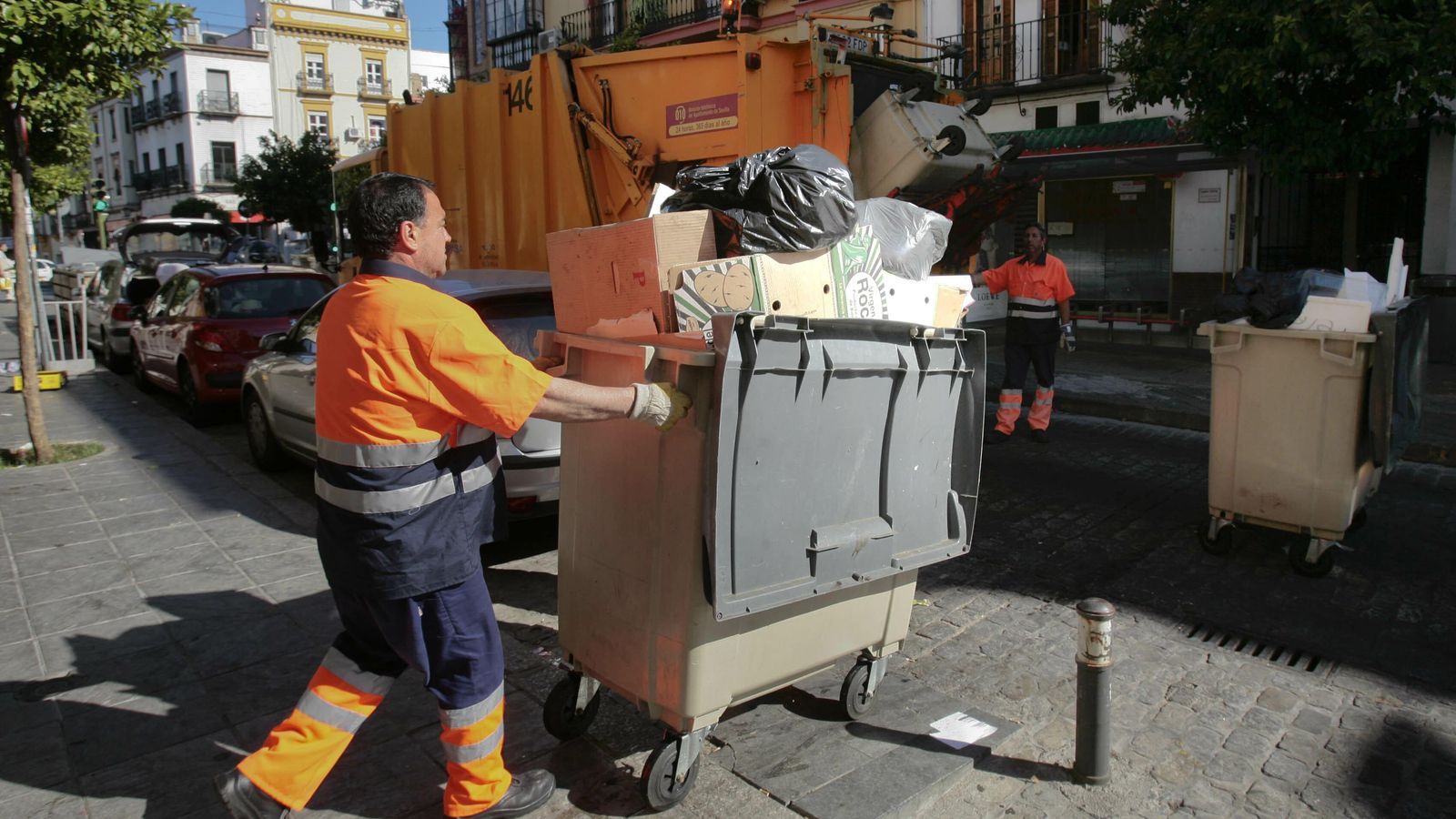 Un operario de Lipasam en su faena de trabajo.