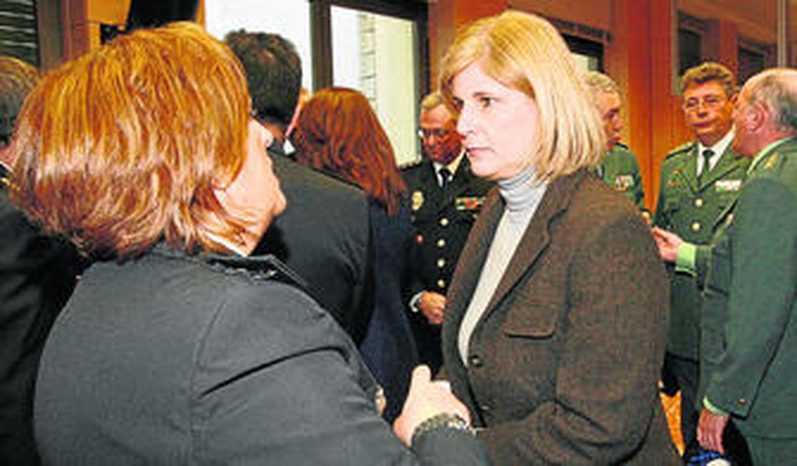 Tres estudiantes portuenses salvan a una mujer tras un incendio en un piso de Sevilla