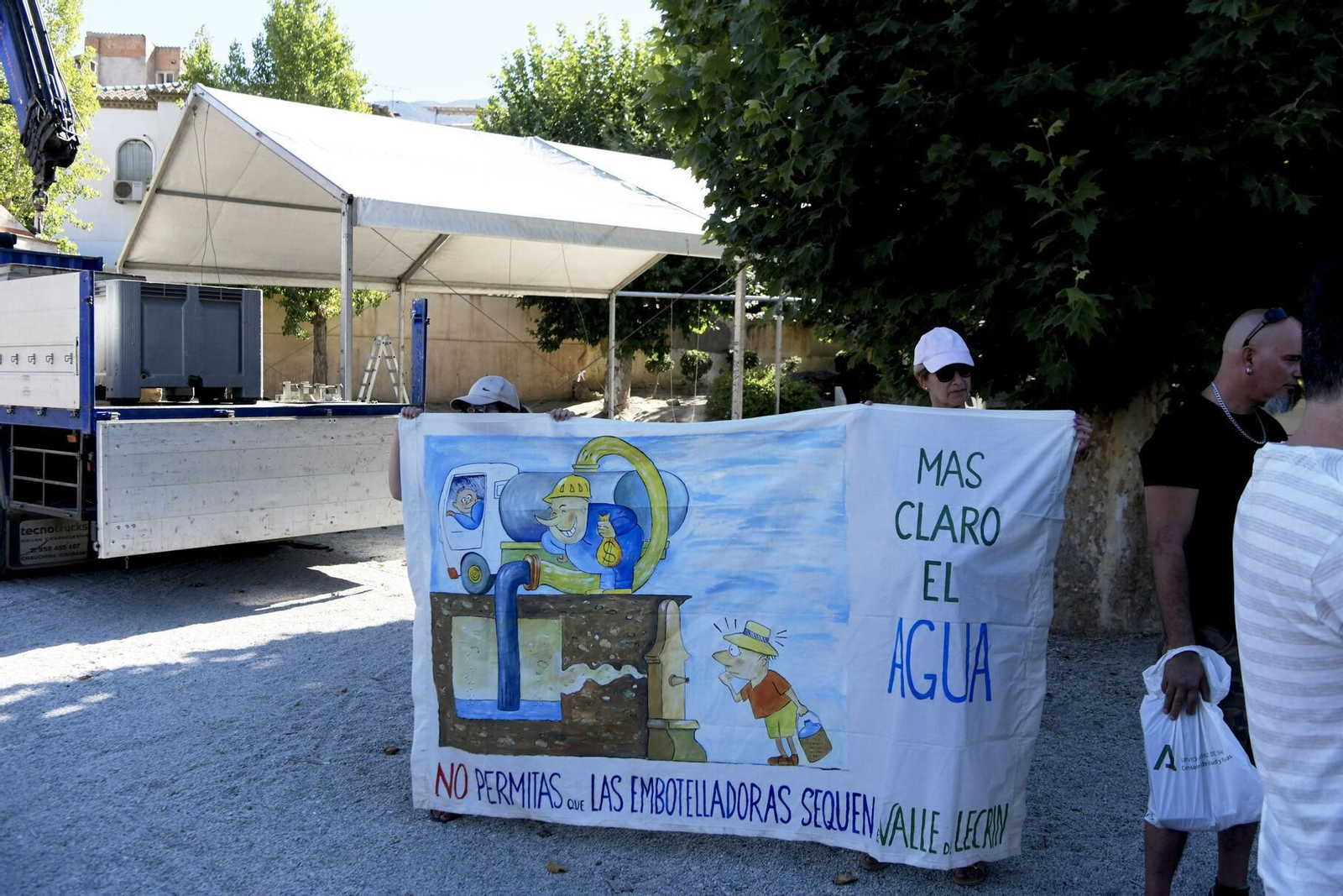 Así se han manifestado por las calles de Padul en contra de la embotelladora de Cijancos