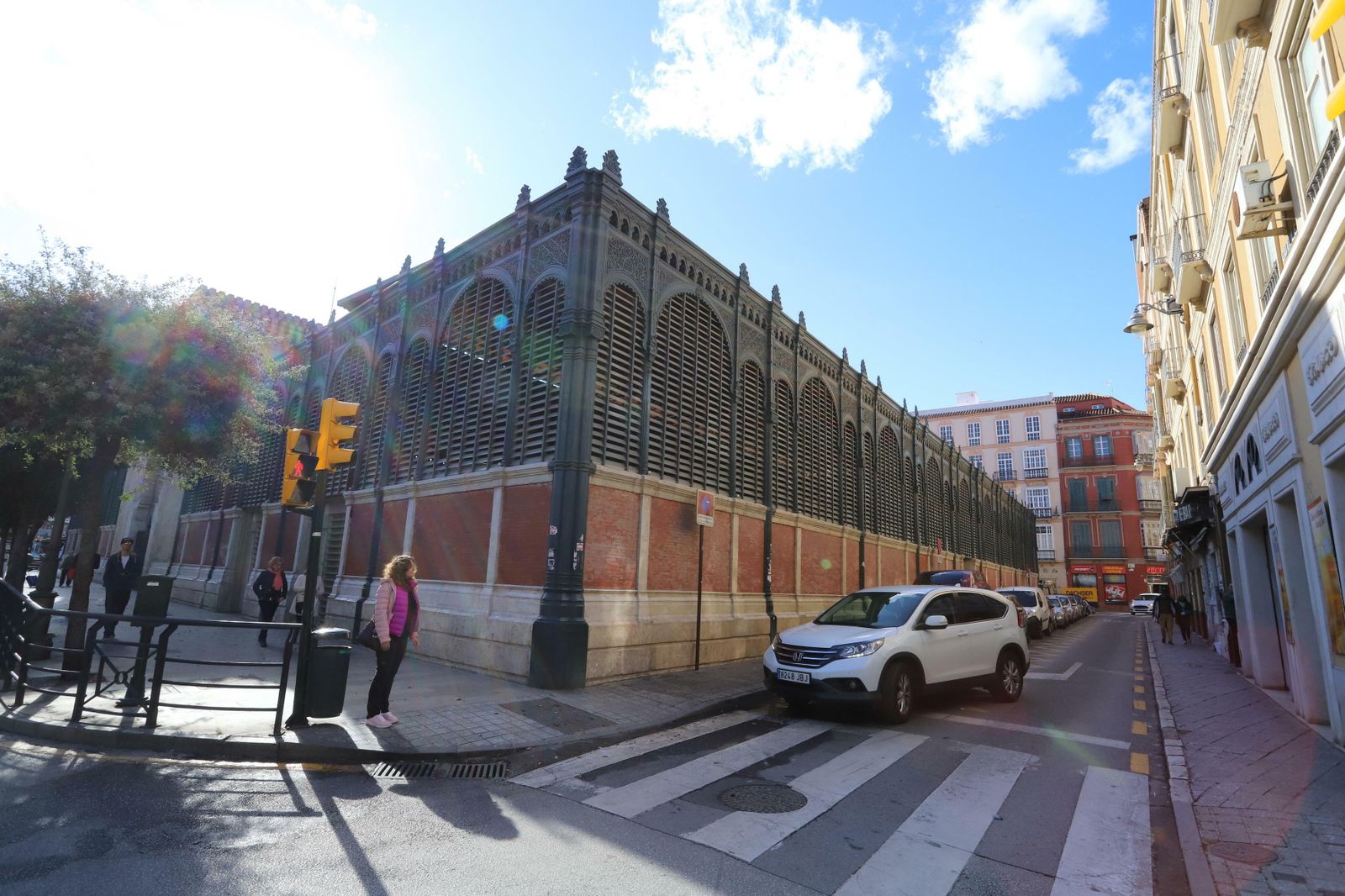 Vista de la calle Guillén de Castro, junto al mercado de Atarazanas.