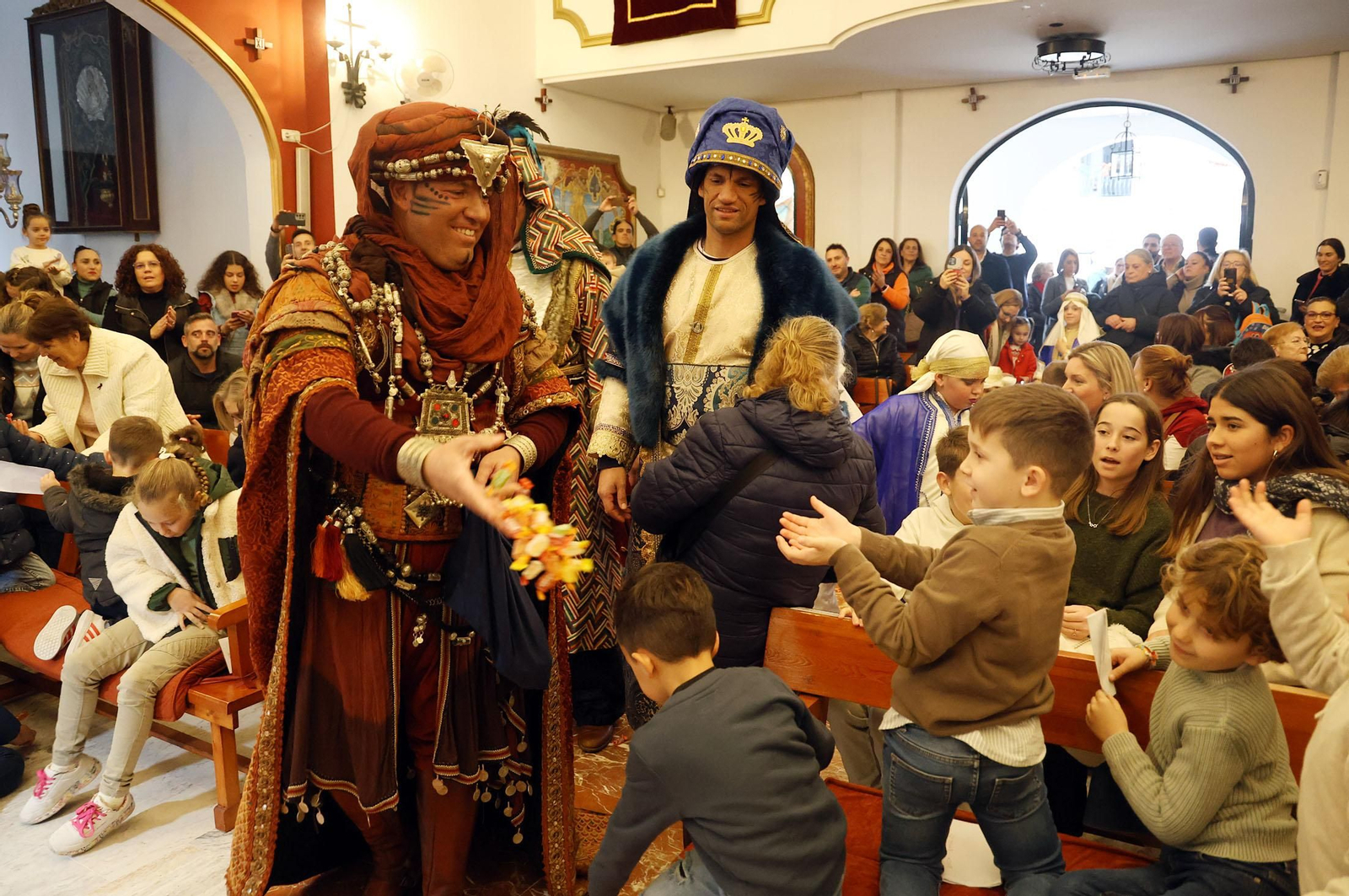 Imágenes del Heraldo Real anunciando la llegada de los Reyes Magos a Huelva