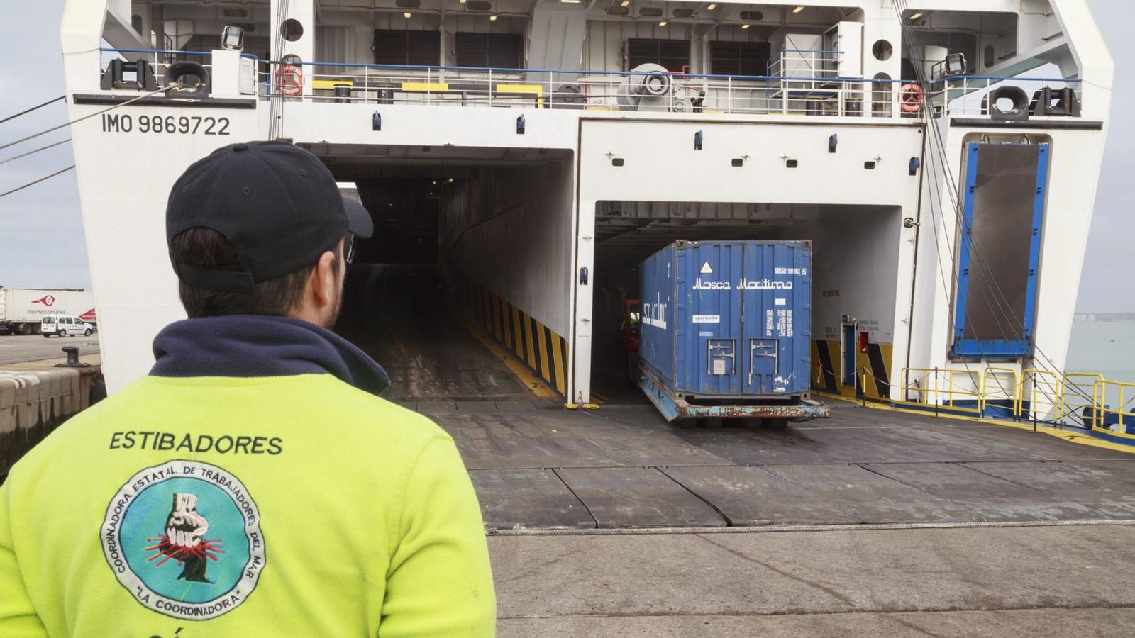Imagen de archivo de un estibador del puerto de Cádiz vigilando el buen desarrollo de la carga del buque Ciudad de Valencia de Armas Trasmediterránea