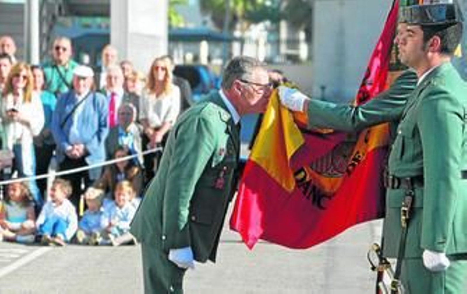 Uno de los guardias civiles que ayer besaron la bandera en el acto celebrado en la Comandancia al pasar a la reserva este año.