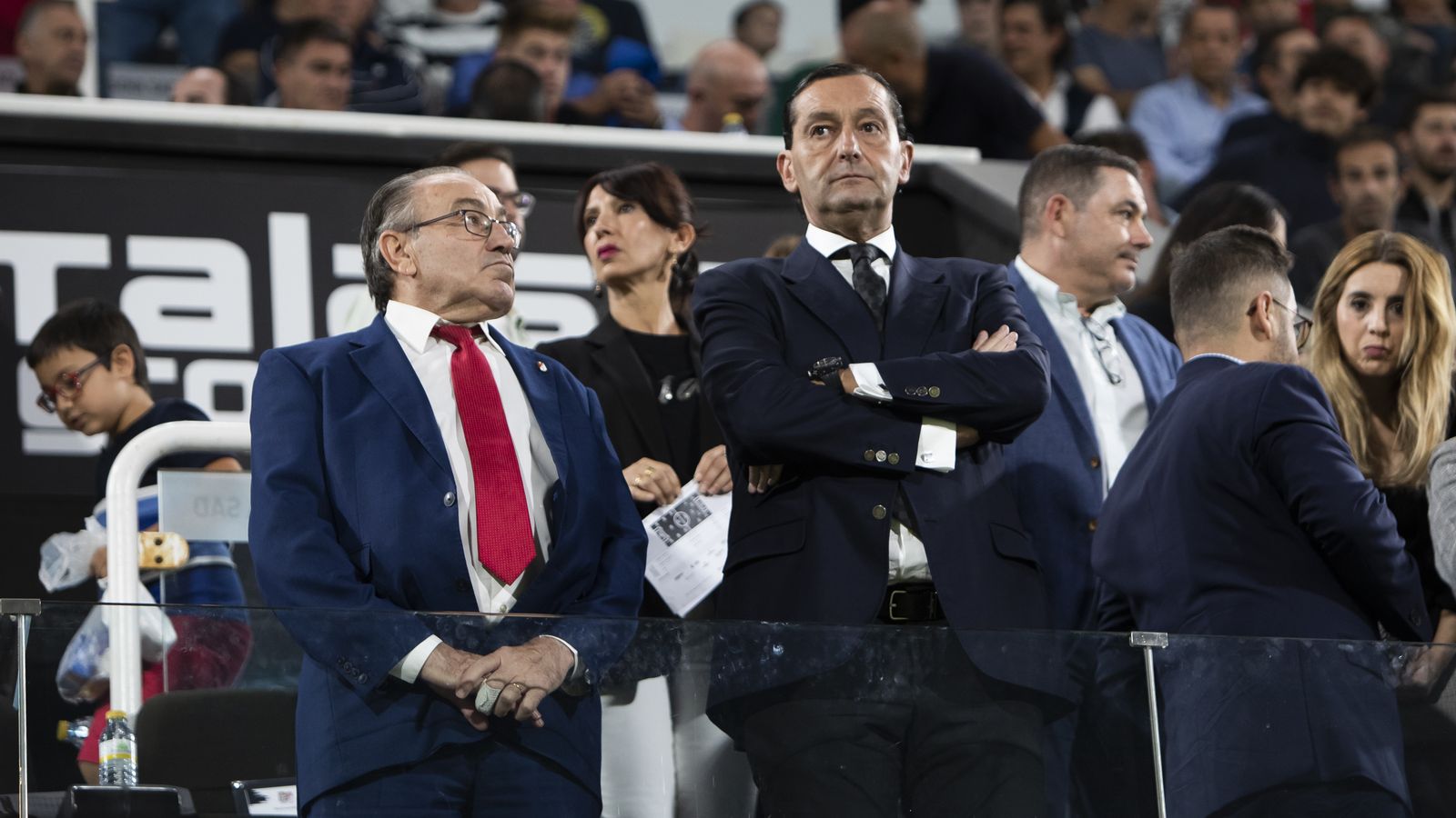 Pepe Macanás junto a Alfredo García Amado en el palco del Estadio de Cartagonova.