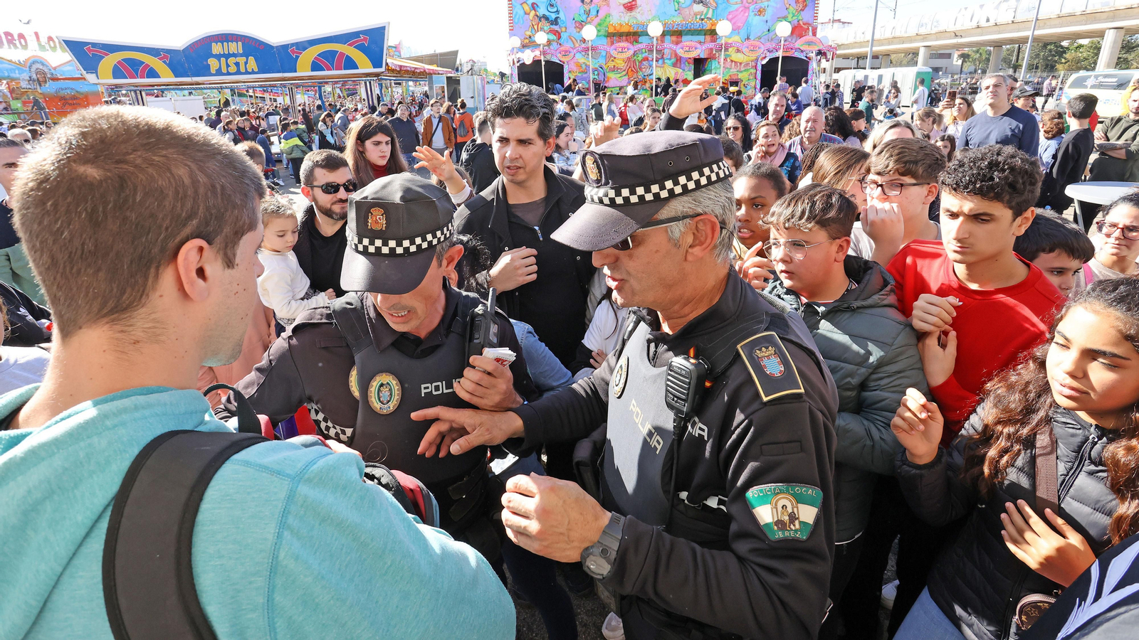 El parque de atracciones de Navidad junto a la Feria volvió a llenarse este sábado El parque de atracciones de Navidad junto a la Feria volvió a llenarse este sábado