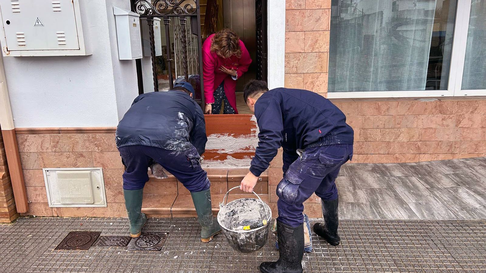 Colocación de rasillones en la puerta de una vivienda para evitar la entrada de agua.