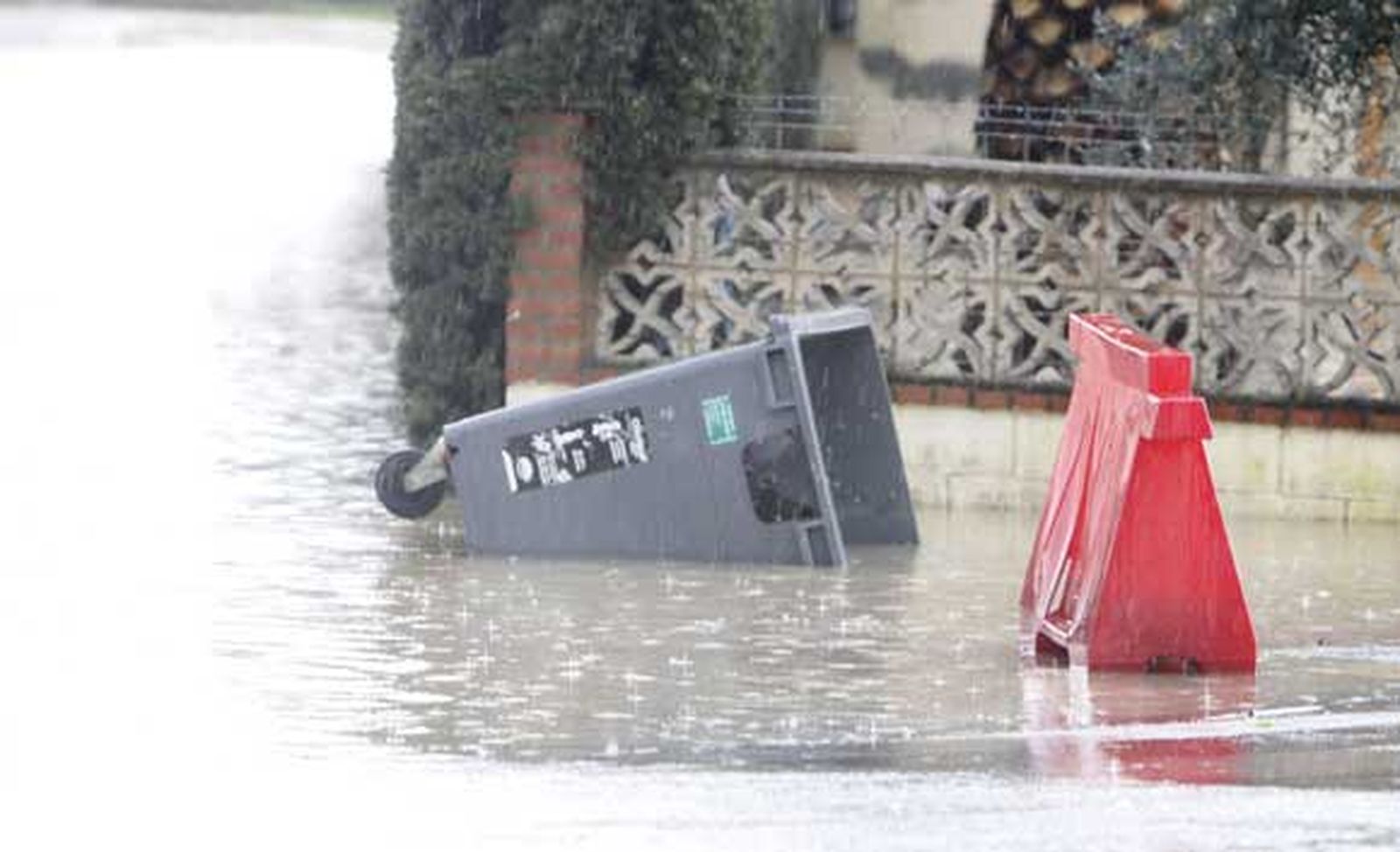 Chiclana se lleva la peor parte de las intensas lluvias que afectan a la provincia, provocando cortes de carreteras, desalojos de casas y crecidas de los ríos

Foto: Sonia Ramos/A.Mora/Rioja