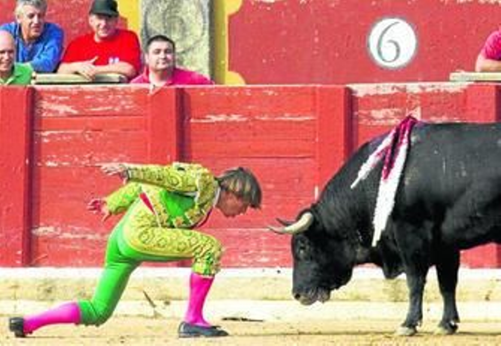 Manuel Díaz 'El Cordobés', en un desplante sin trastos, fue fiel a su estilo ayer en la plaza de Burgos. Manuel Díaz 'El Cordobés', en un desplante sin trastos, fue fiel a su estilo ayer en la plaza de Burgos.