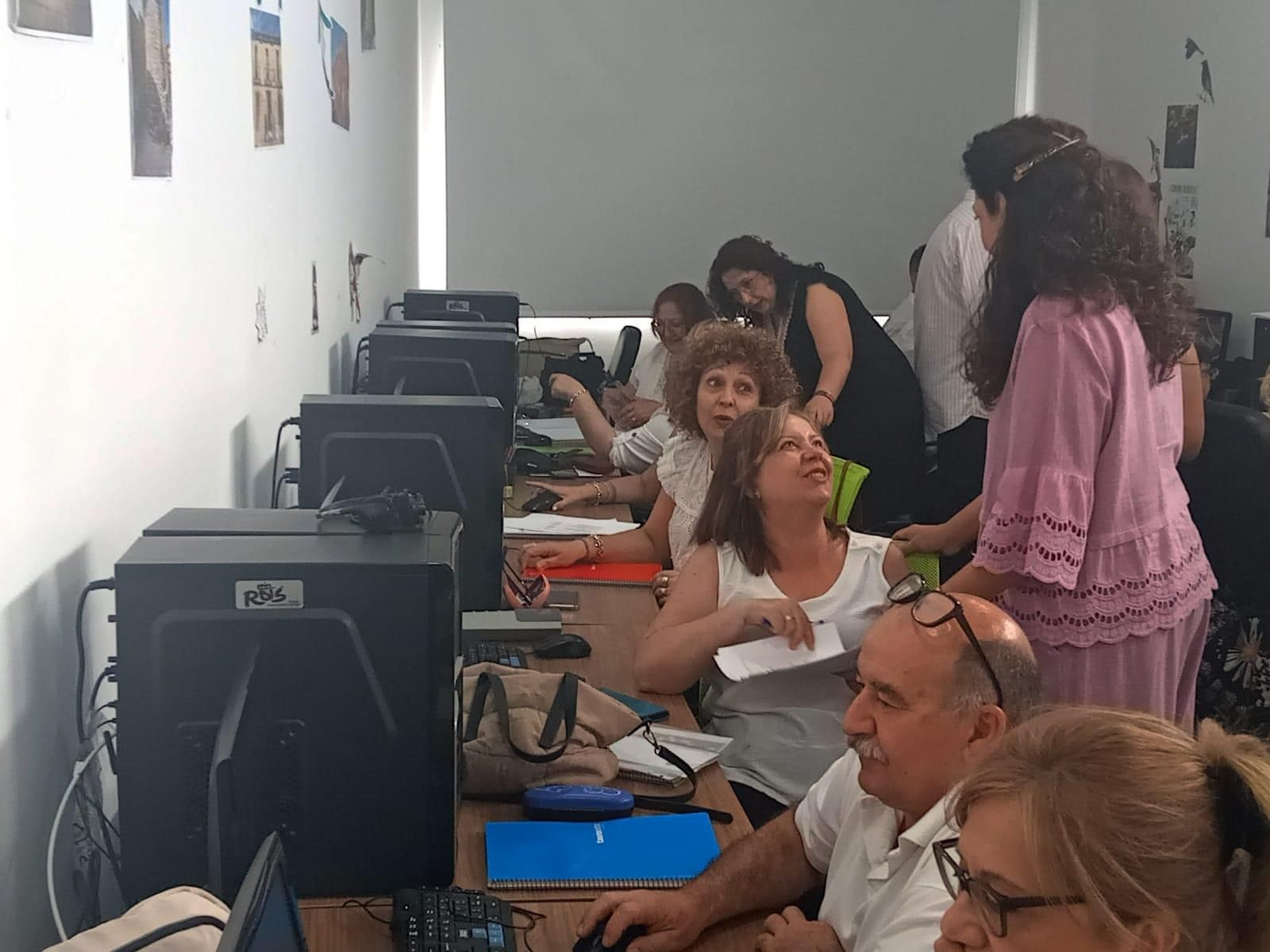 Participantes del programa "Rustureo" en el centro de formación Clara Campoamor.