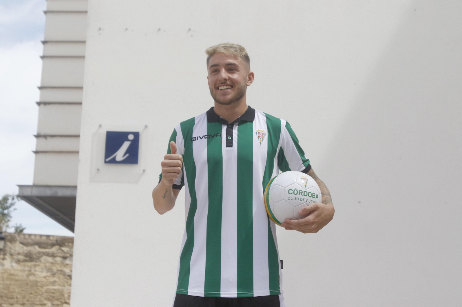 La presentación de Antonio Casas como jugador del Córdoba CF, en imágenes