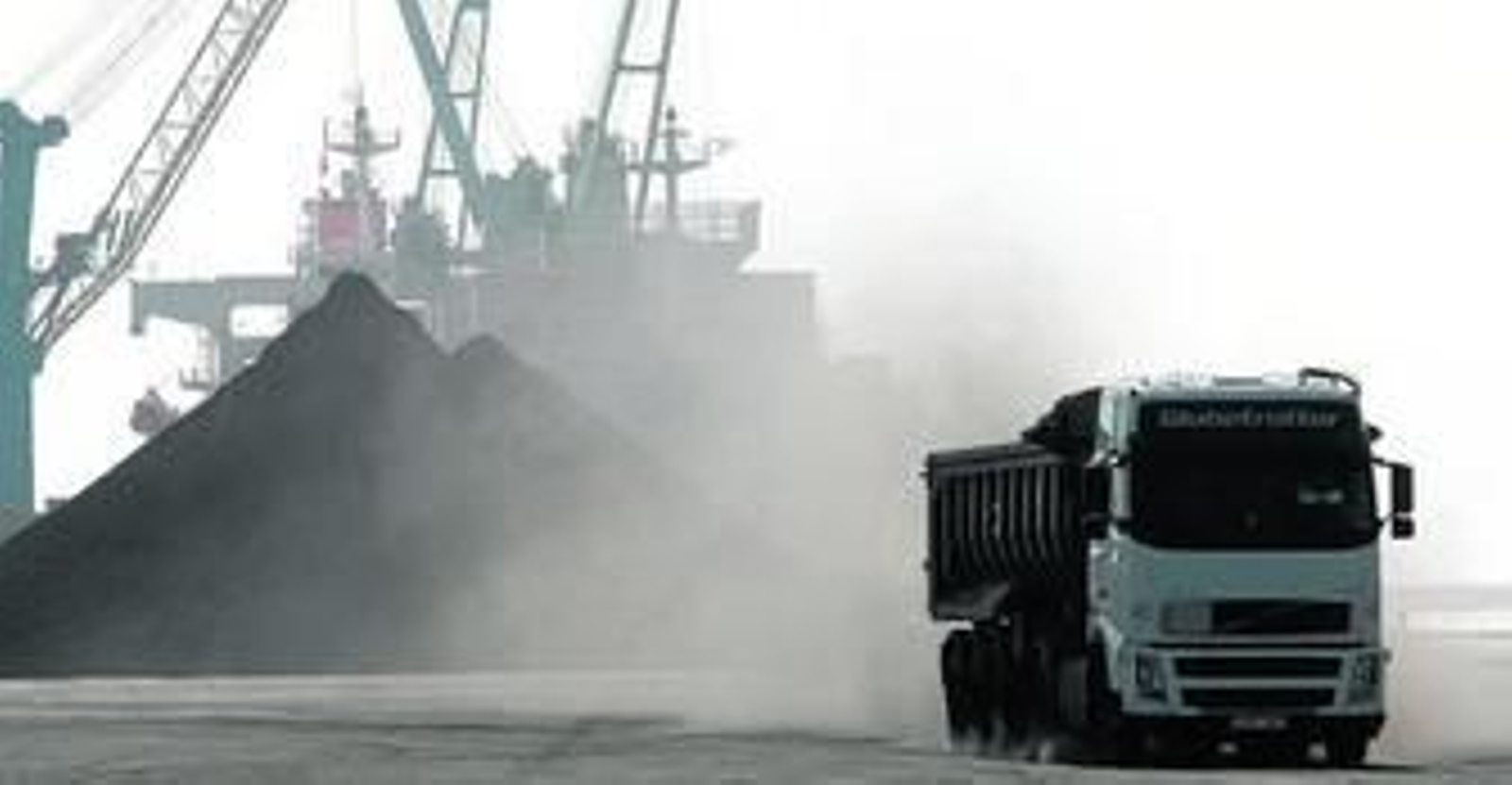 Un camión transporta mercancía descargada de un barco en el Puerto Exterior.