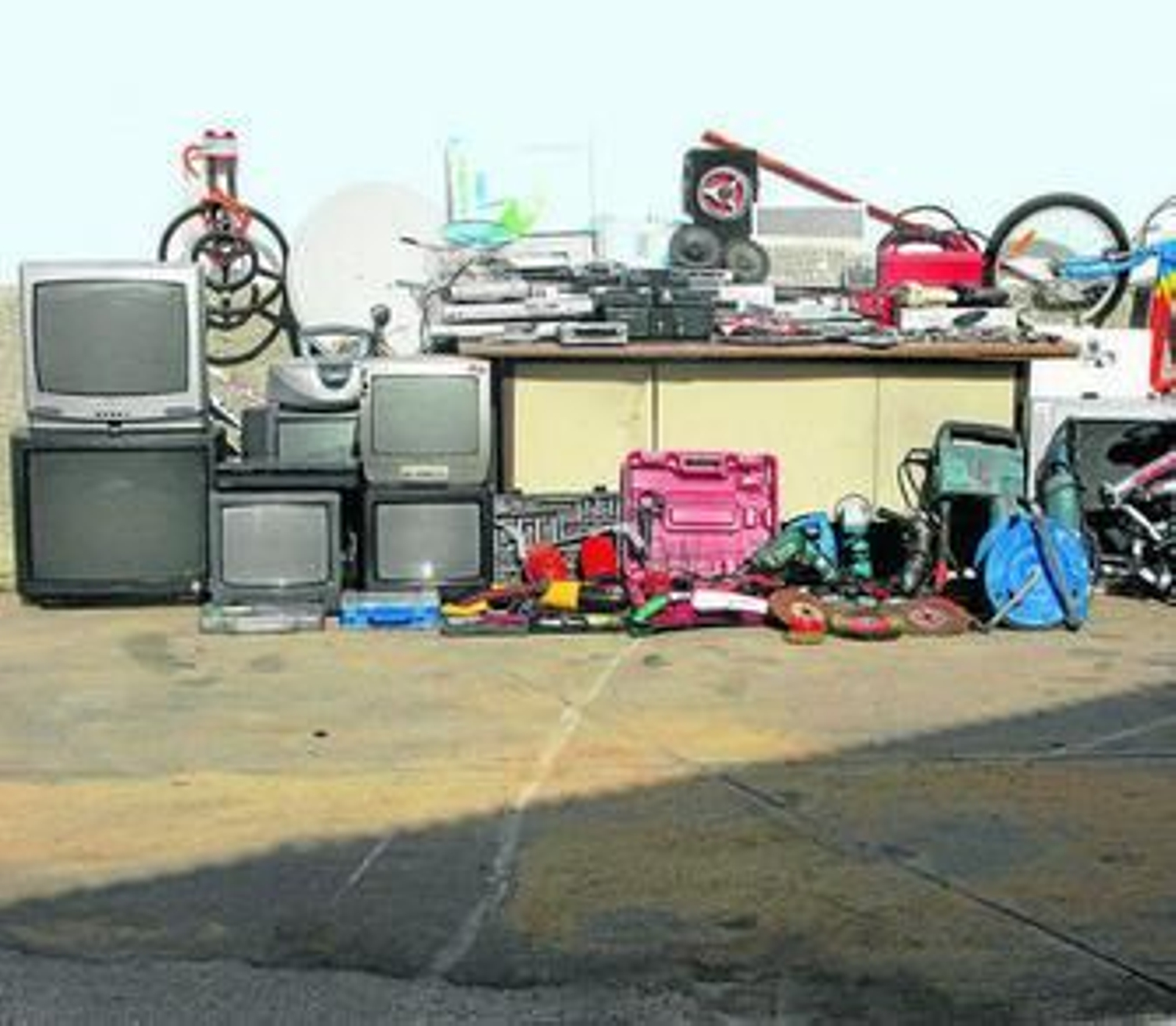 Parte del material incautado por la Guardia Civil en el operativo en el que se detuvo a la banda.