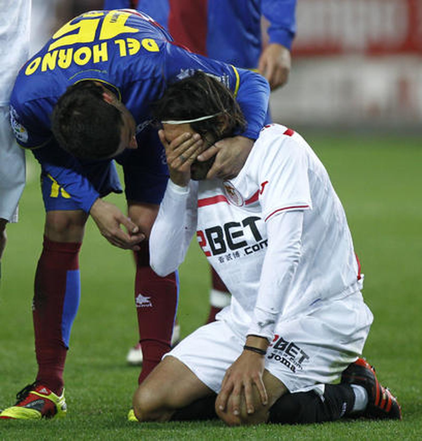 Tres goles de Luis Fabiano devuelven la alegría a los de Nervión en Liga.

Foto: Antonio Pizarro