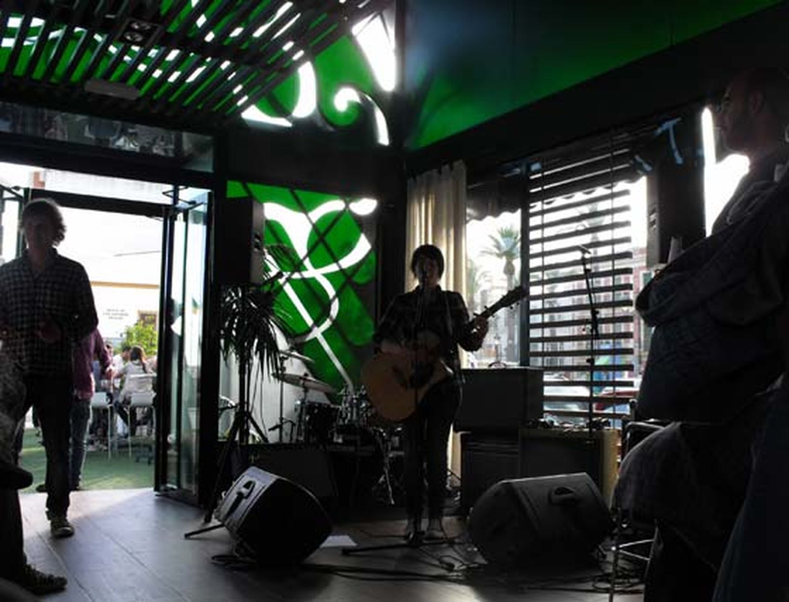 Diversos espacios de El Puerto acogen conciertos de grupos de música independiente durante las tardes del Monkey Week. 

Foto: E.G.A.