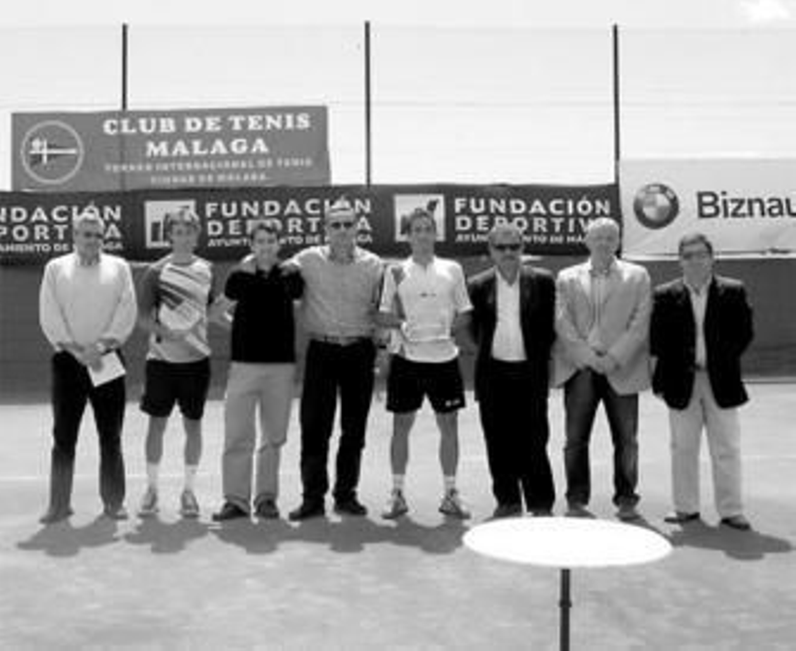 Fraile, en el centro de la imagen, con los miembros de la organización, y con Díaz a su izquierda.