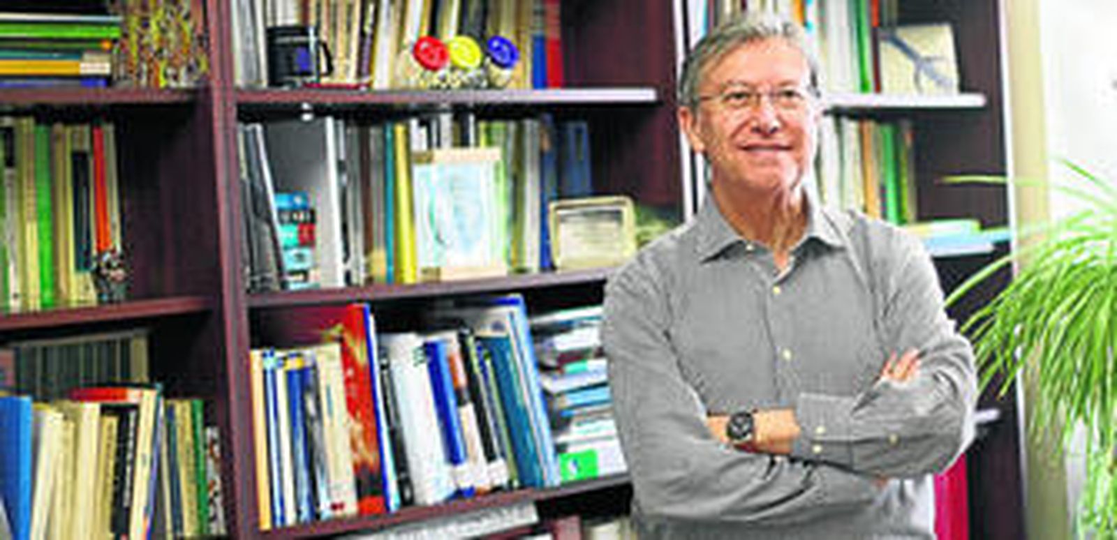 El profesor de la UCA y director de la Cátedra de Emprendedores, José Ruiz Navarro, en su despacho de la Facultad de Económicas.