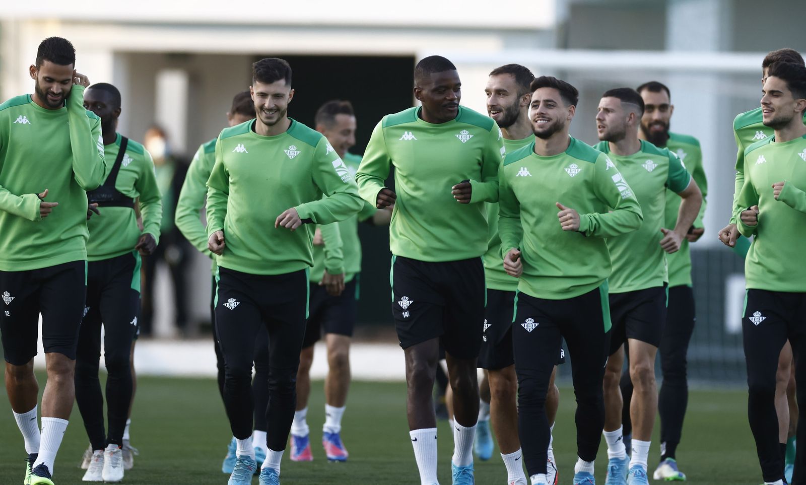 Los jugadores del Betis, en el entrenamiento de este martes.