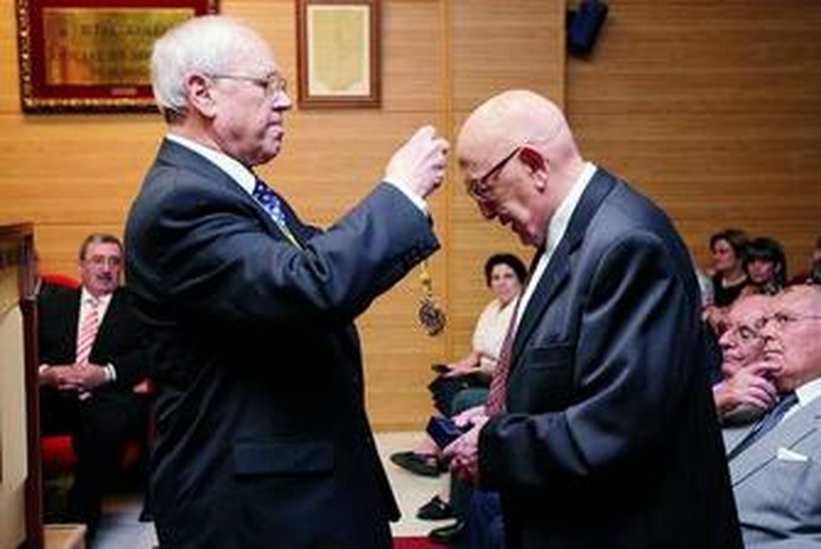 Francisco Ortega Viñolo entrega una de las Medallas de Oro.
