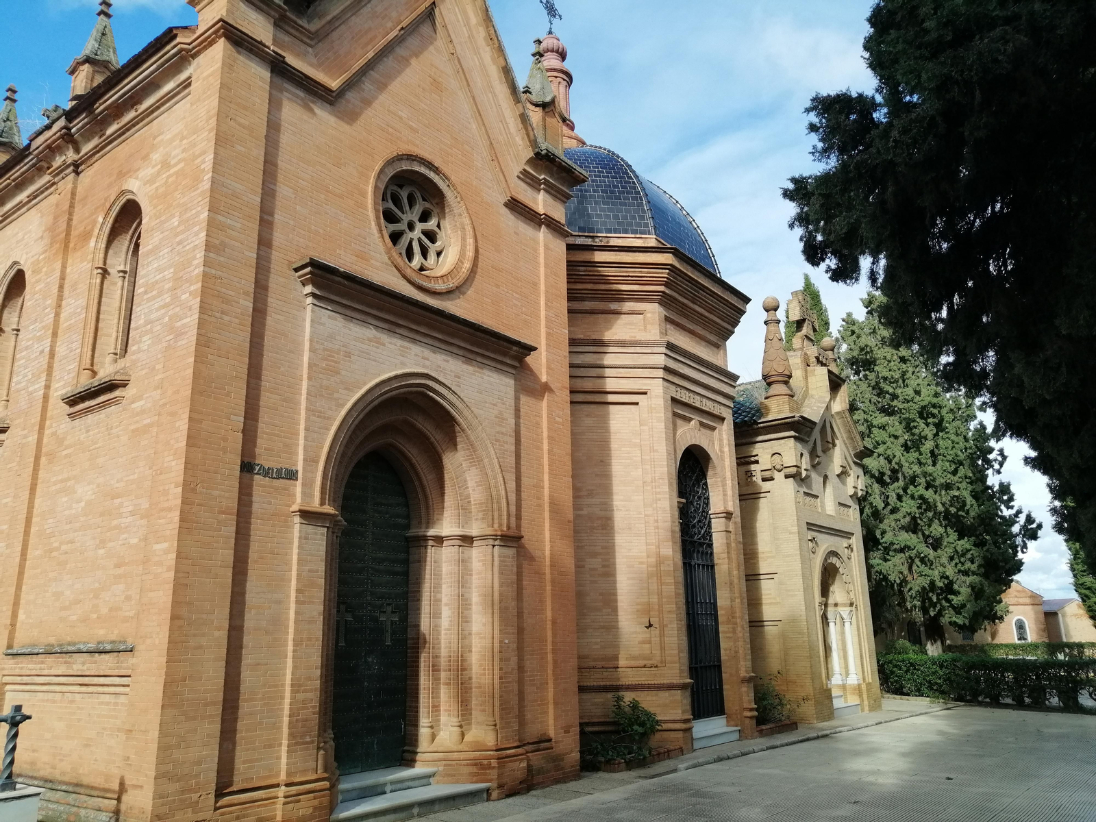 Panteones y tumbas de personajes conocidos