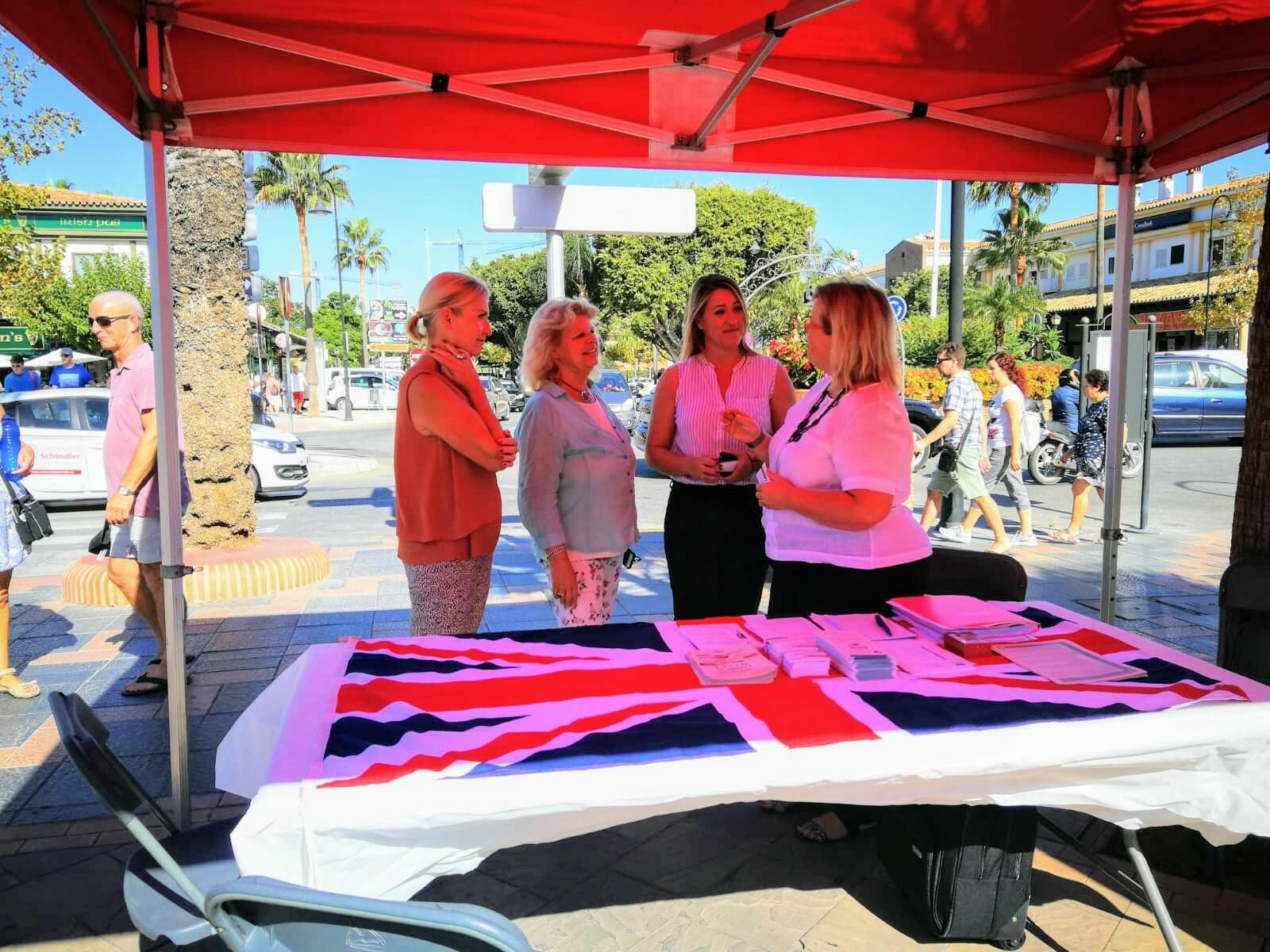 Mijas atiende a un millar de británicos en un mes con dudas sobre el 'Brexit'.