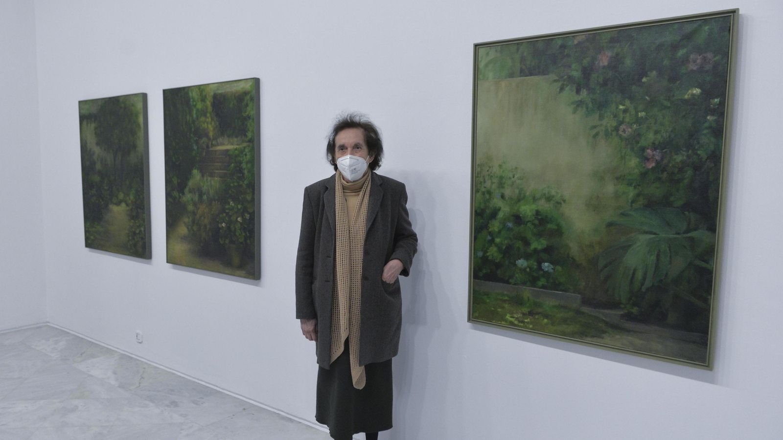 Teresa Duclós junto a algunos de sus recurrentes jardines.