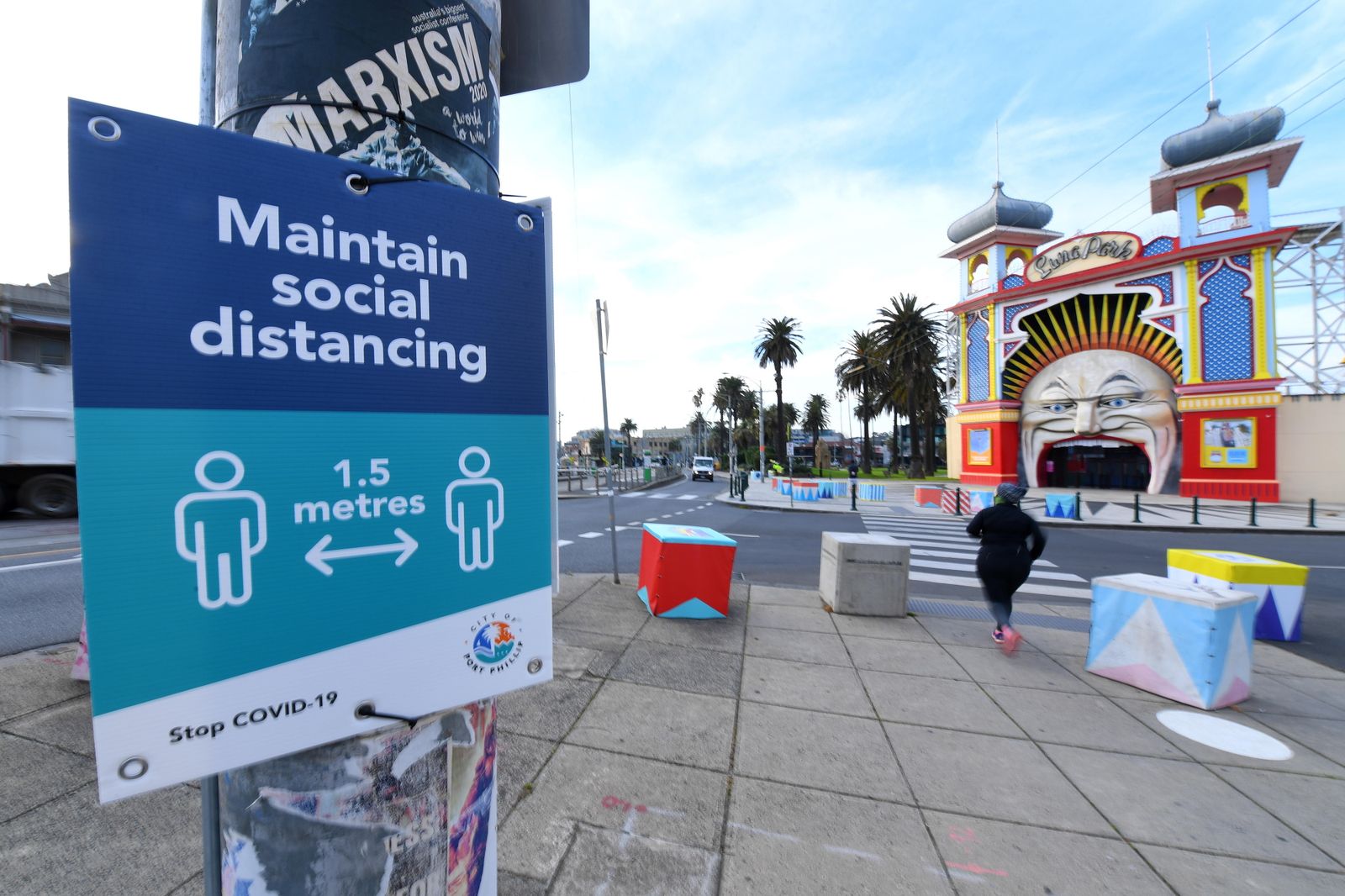 Un parque de Melbourne desierto.