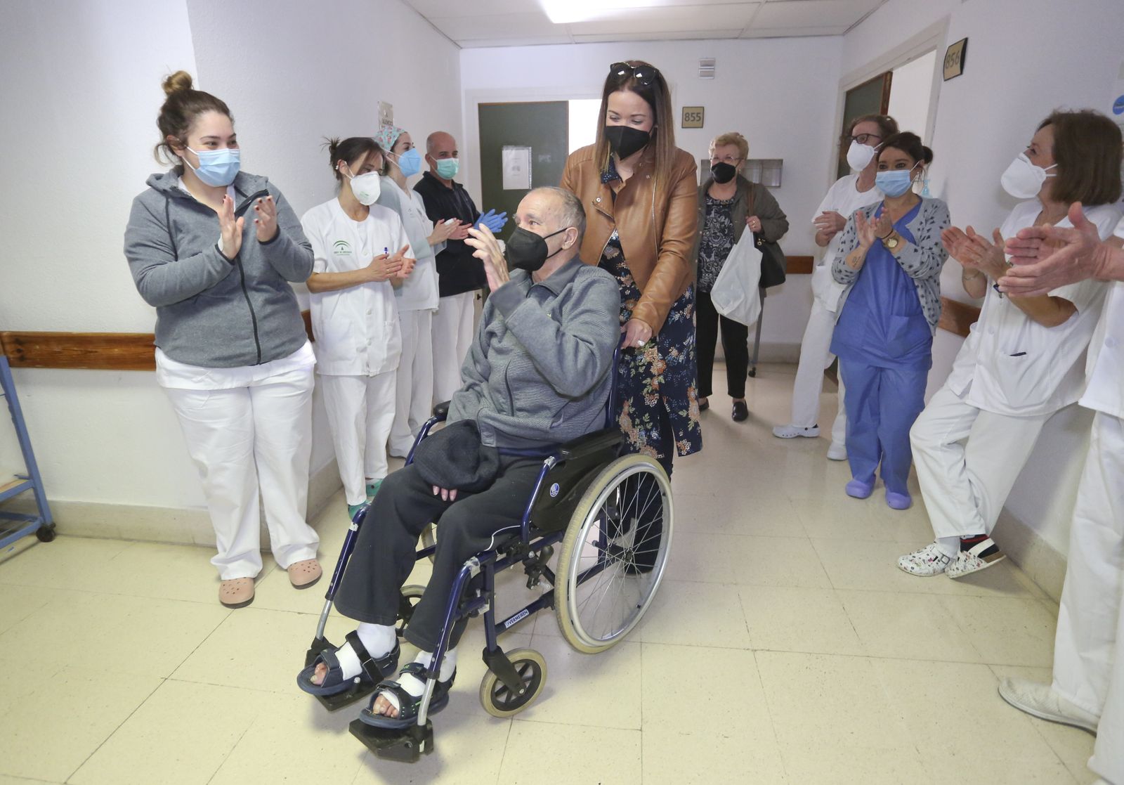 Fotos: Antonio sale del hospital en Málaga tras 343 días ingresado por el coronavirus