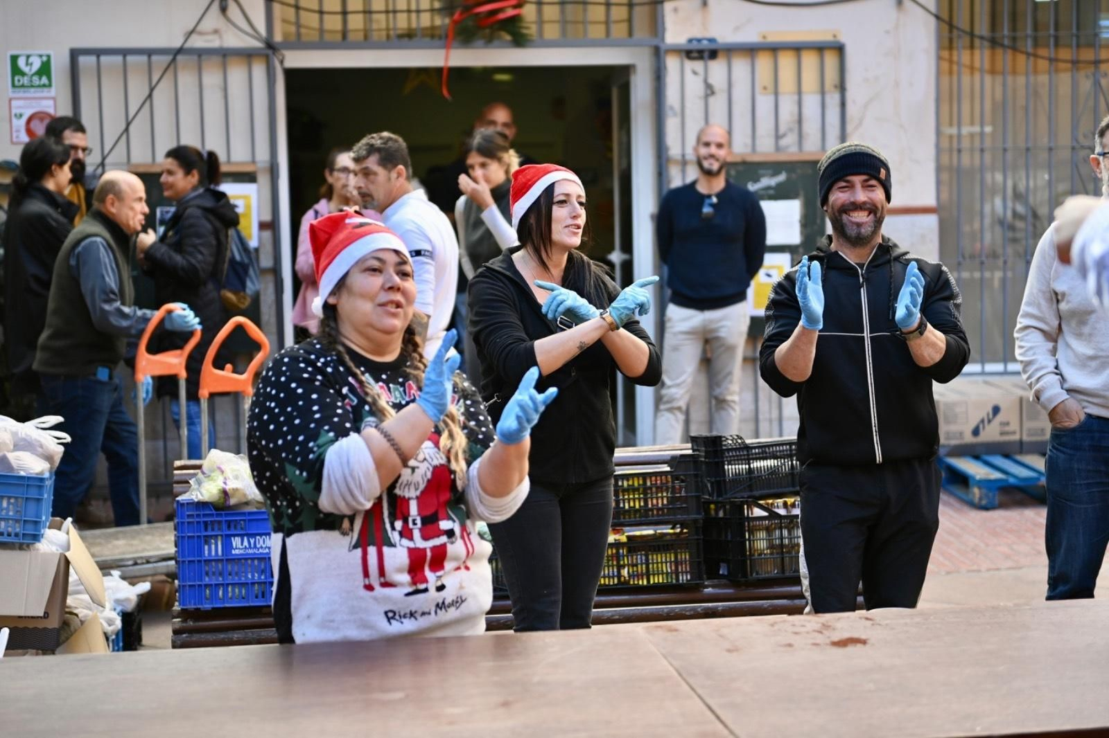 Nadie sin cena de Nochebuena, gracias a los Ángeles Malagueños de la Noche