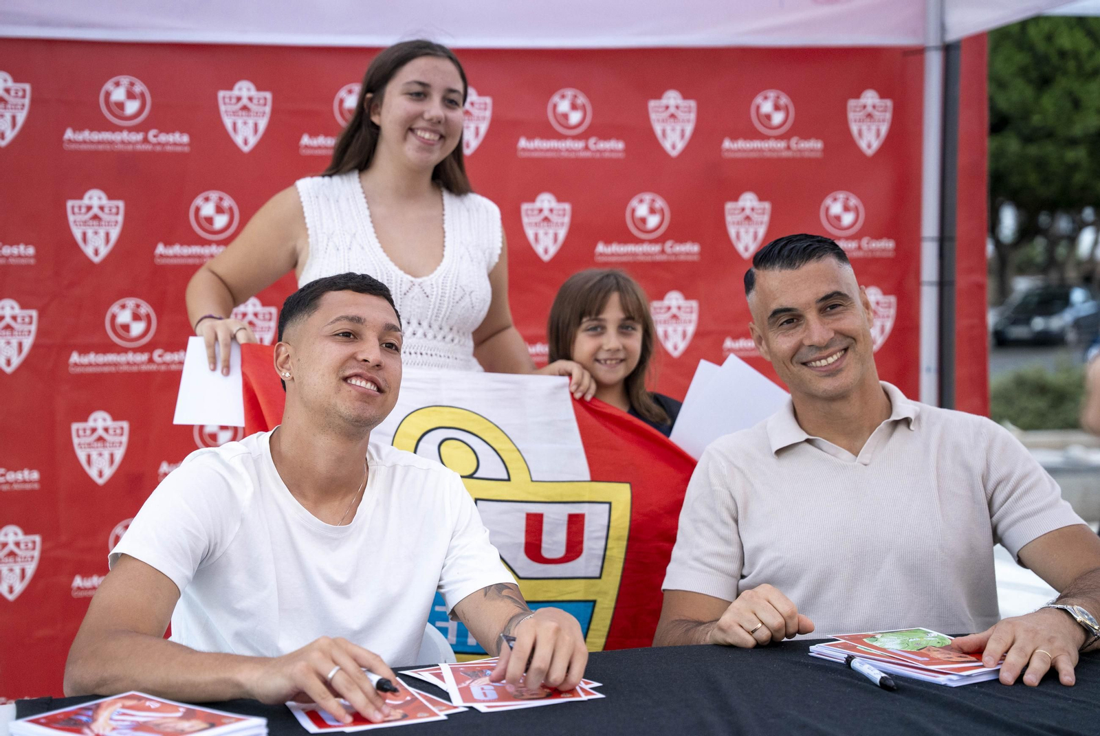 Los jugadores de la UDA Thalys y Andrés firman autógrafos