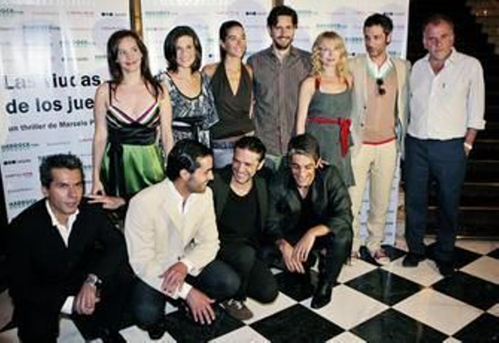 El realizador argentino Marcelo Piñeyro (d) junto a los actores de 'Las viudas de los jueves'.