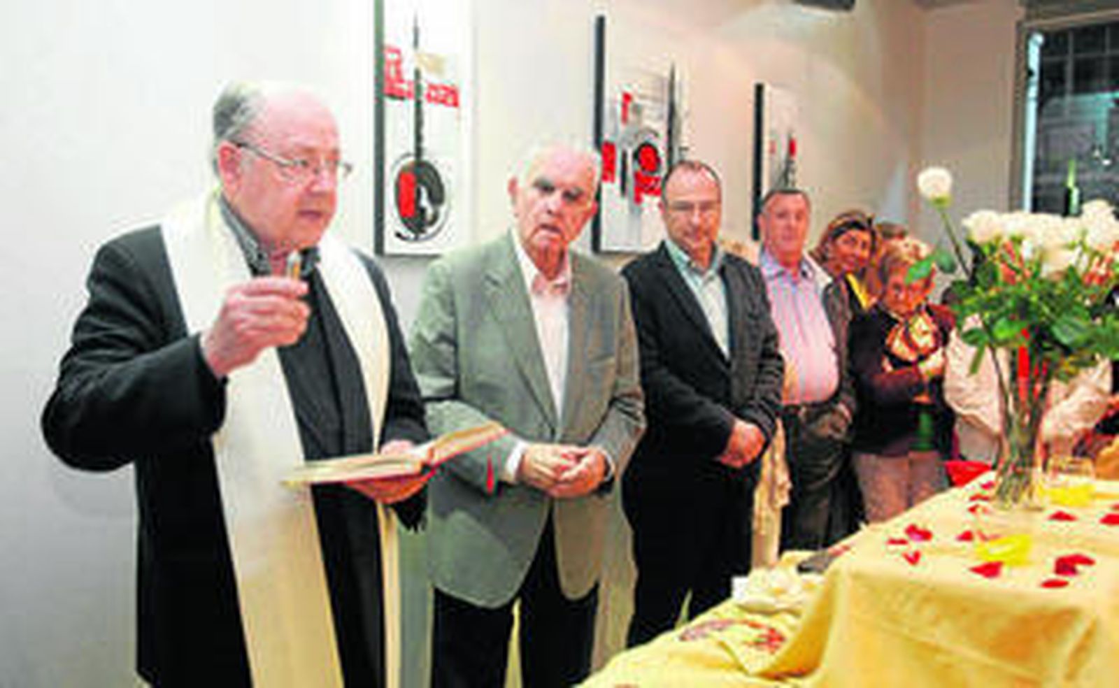 Don José fue el encargado de bendecir el local en presencia del alcalde, Luis Rogelio Rodríguez.