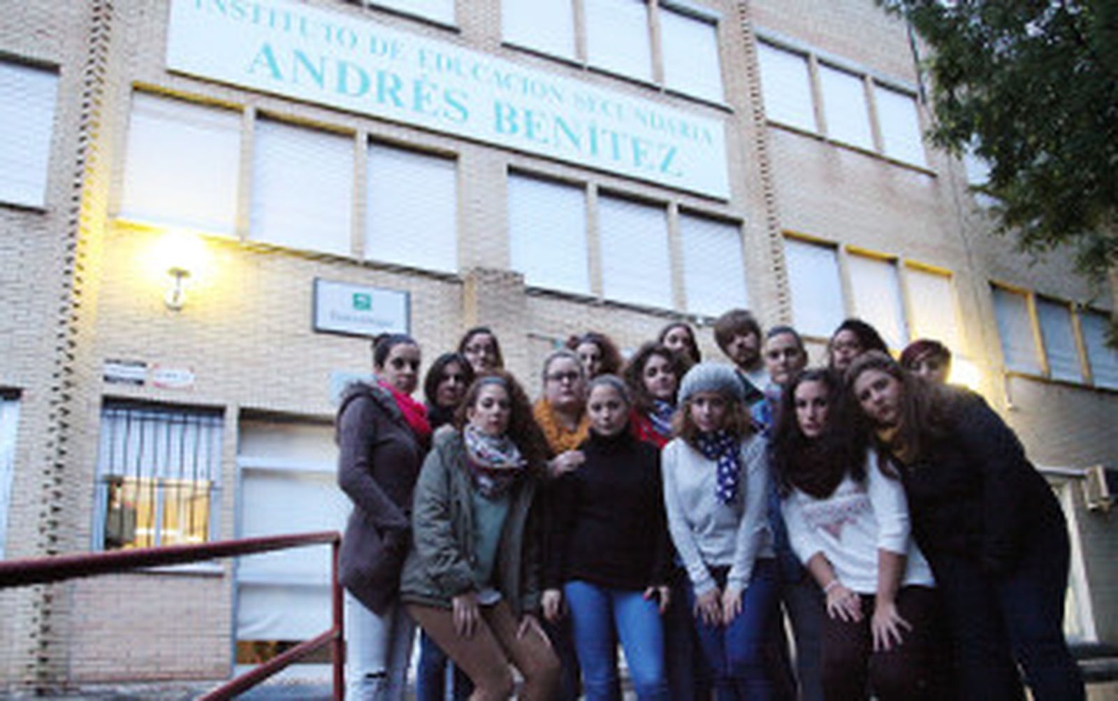 Plante en el Andrés Benítez para pedir el cambio de un profesor