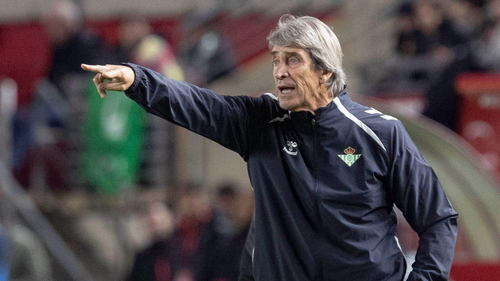 Pellegrini da instrucciones a sus jugadores en la Nueva Condomina en el duelo contra el Murcia.