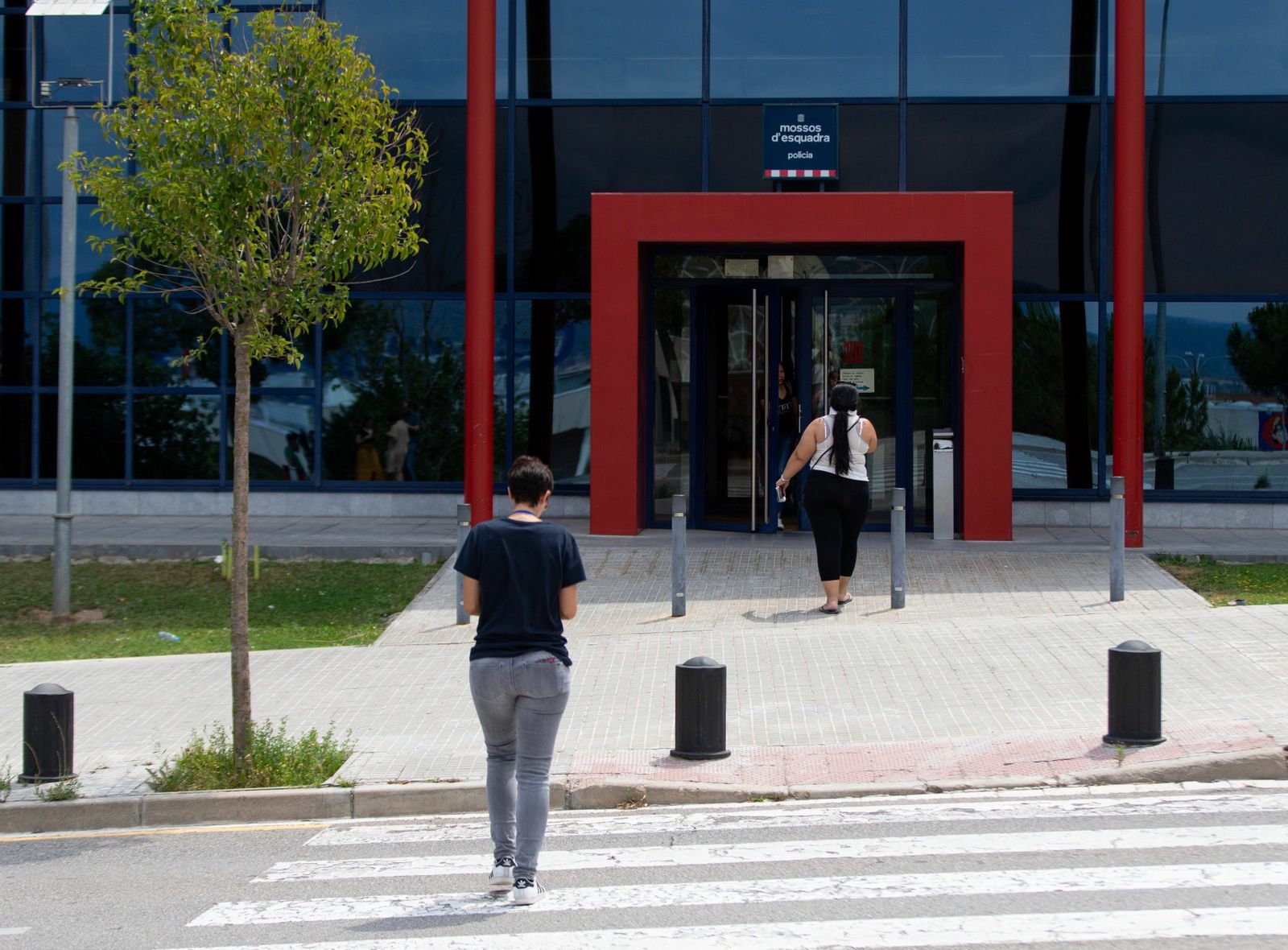 Entrada de la comisaría de los Mossos de Manresa.