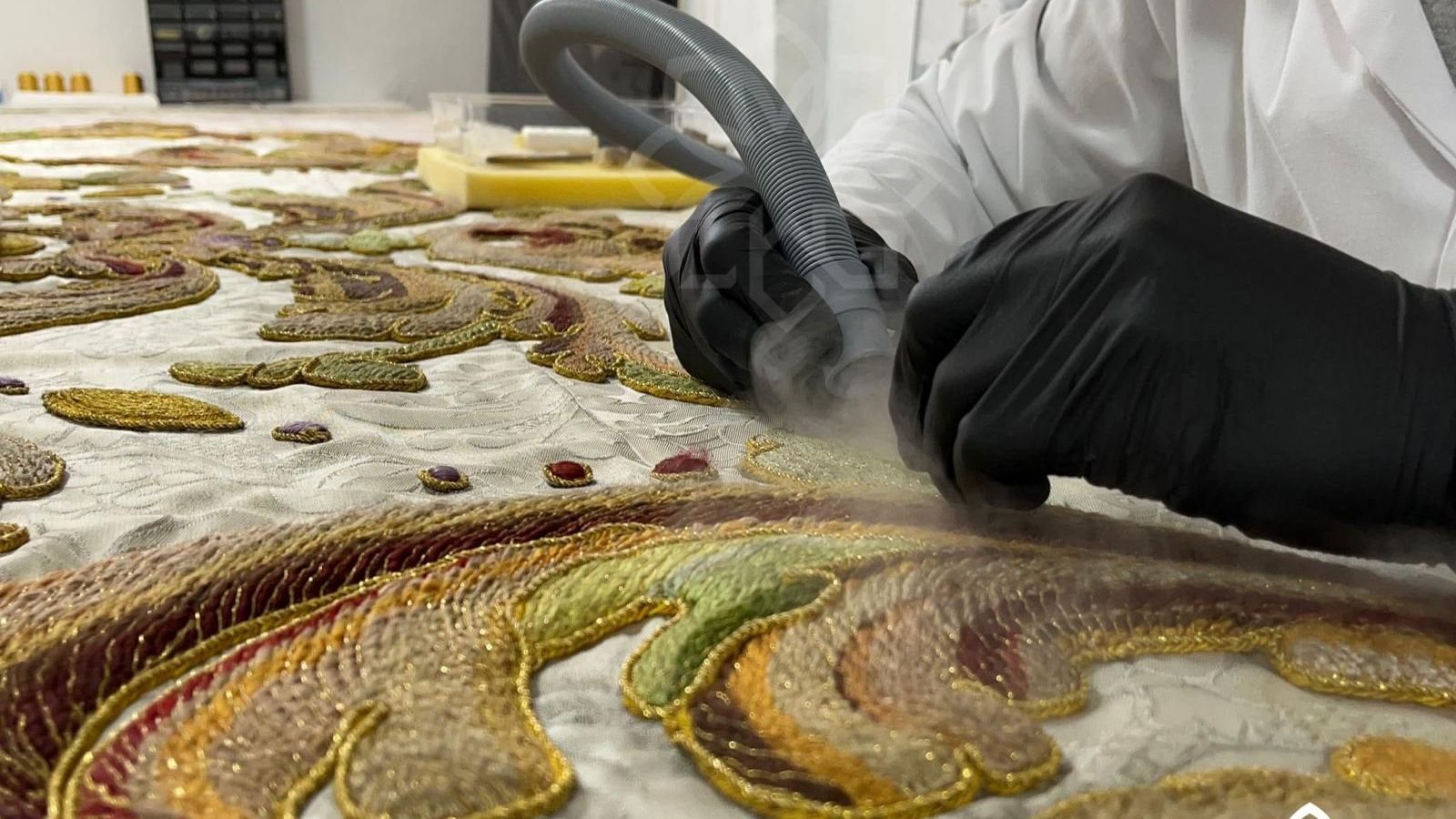 Proceso de limpieza y conservación del palio de la Virgen de la Victoria