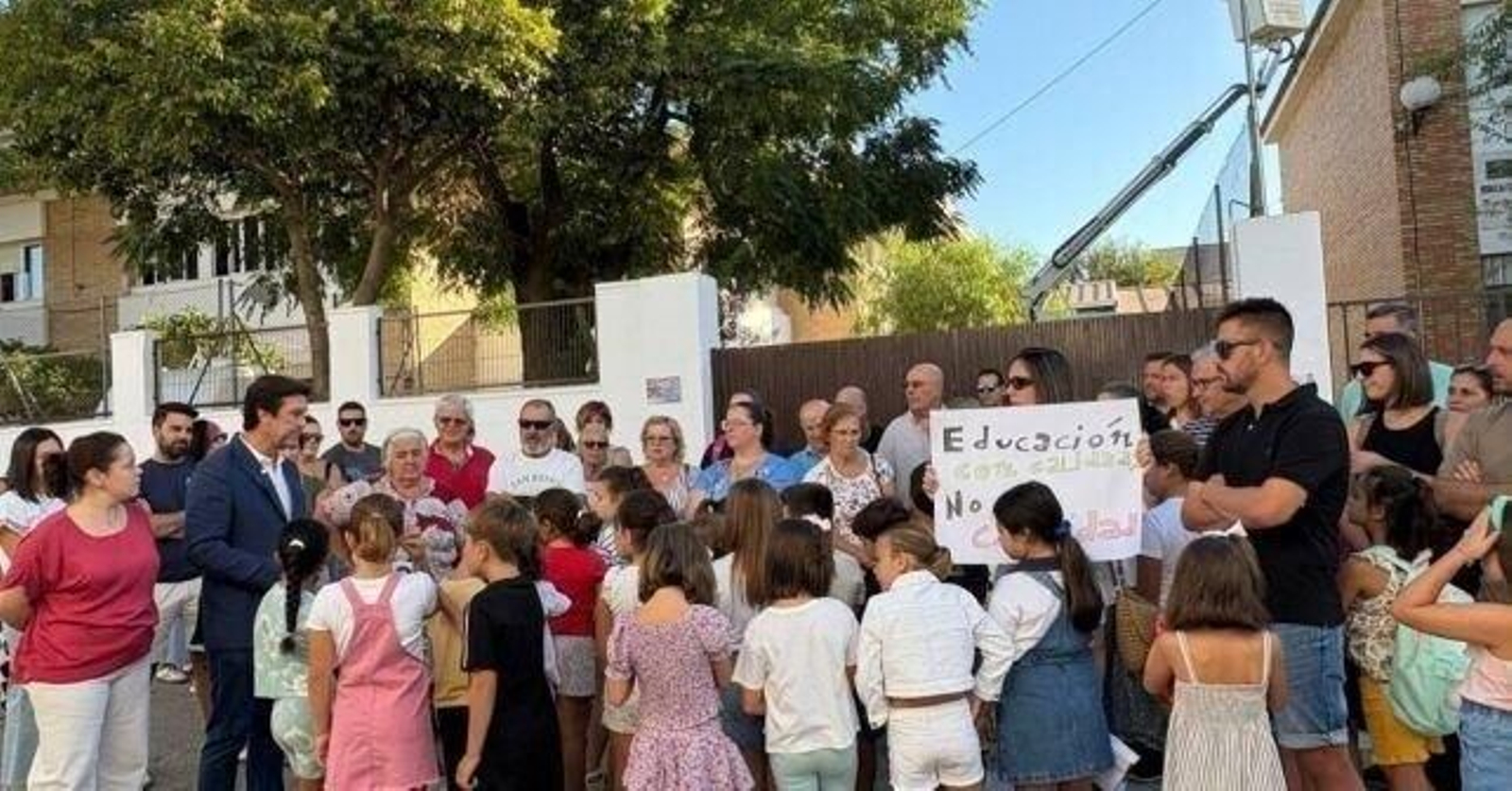 Manifestación ante el CEIP Fray Claudio de Trigueros.