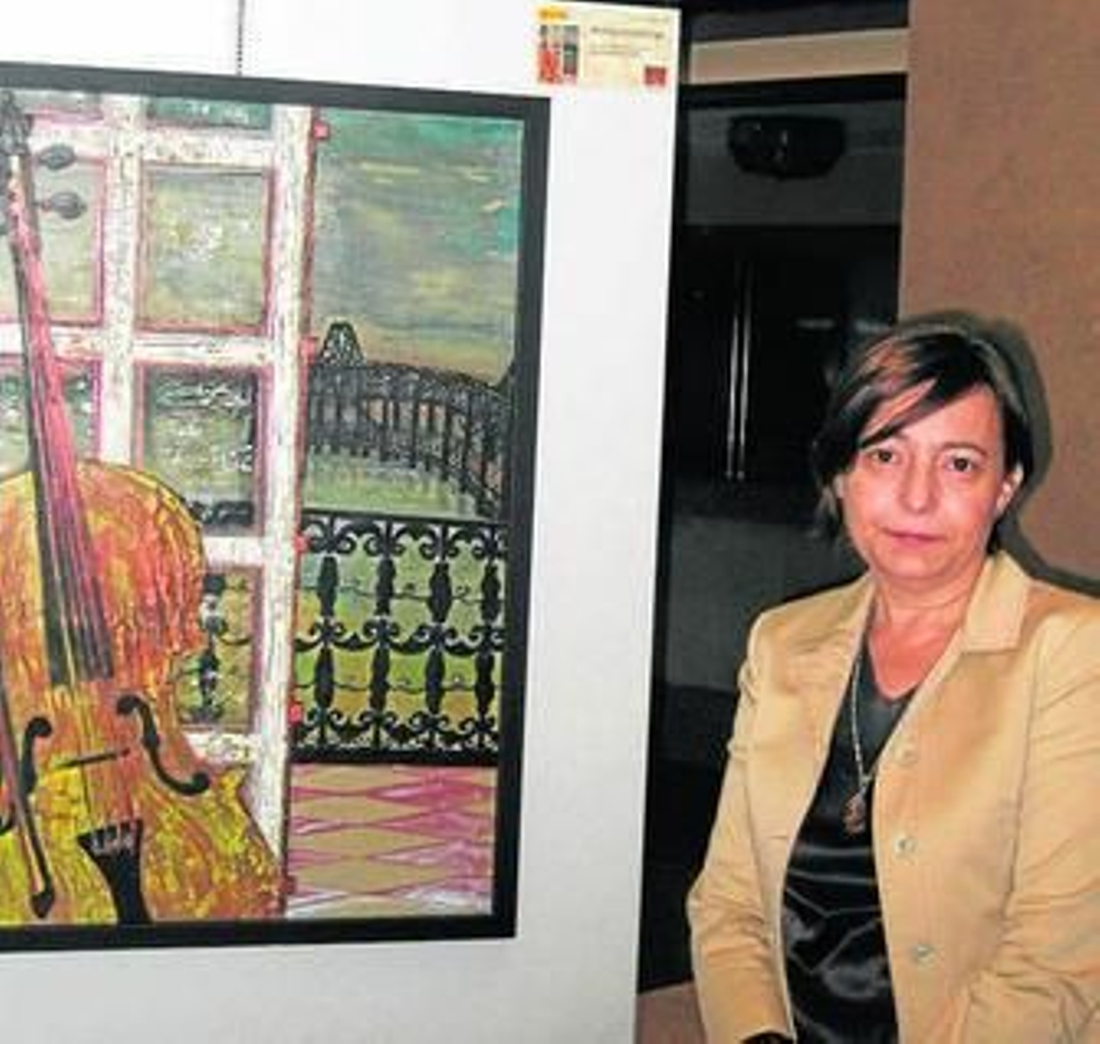 Asunción Leiva Repiso, con algunas de sus obras pictóricas.