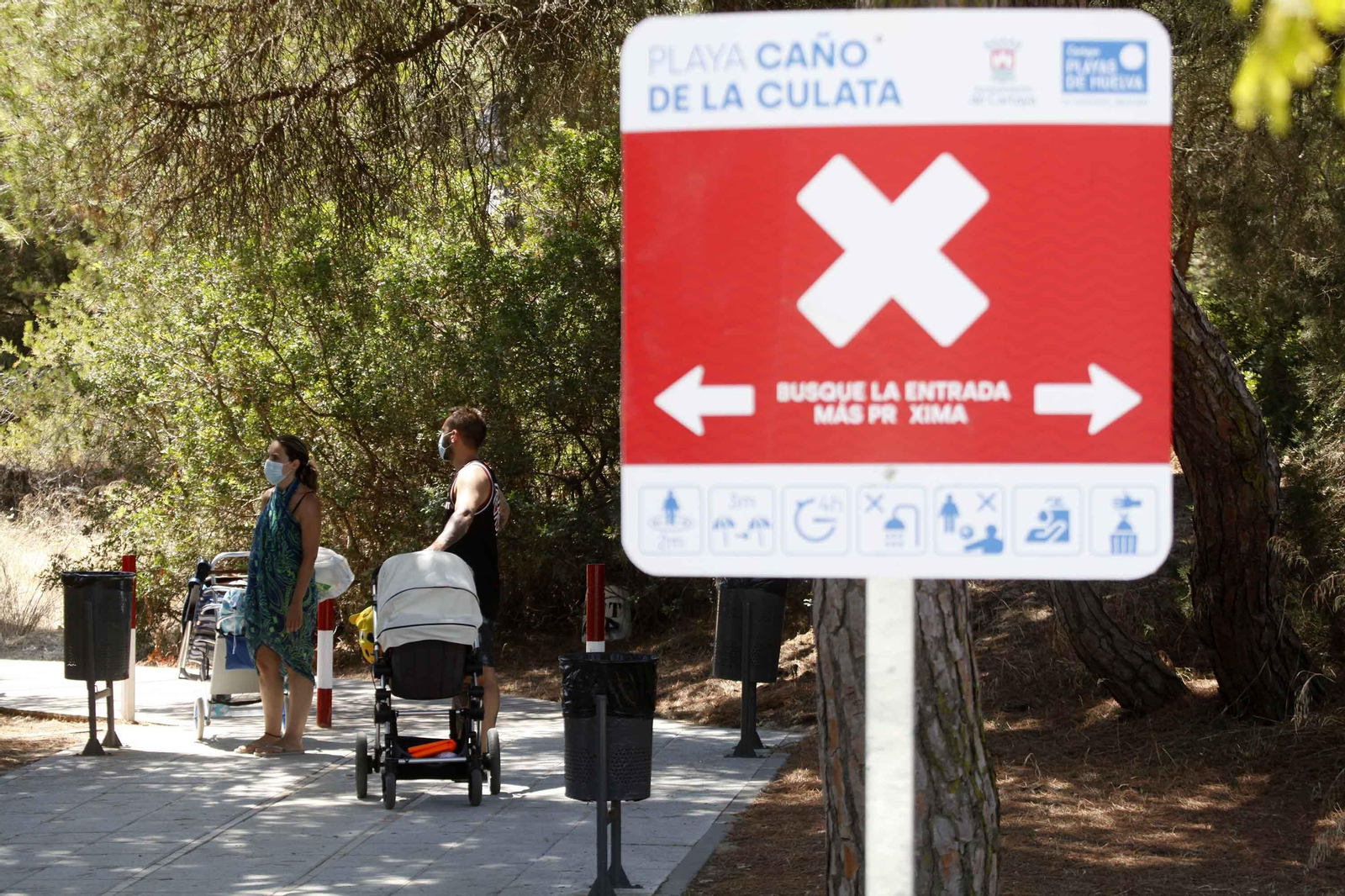 Imágenes de los bañitas en La Antilla y Nuevo Portil con mascarillas