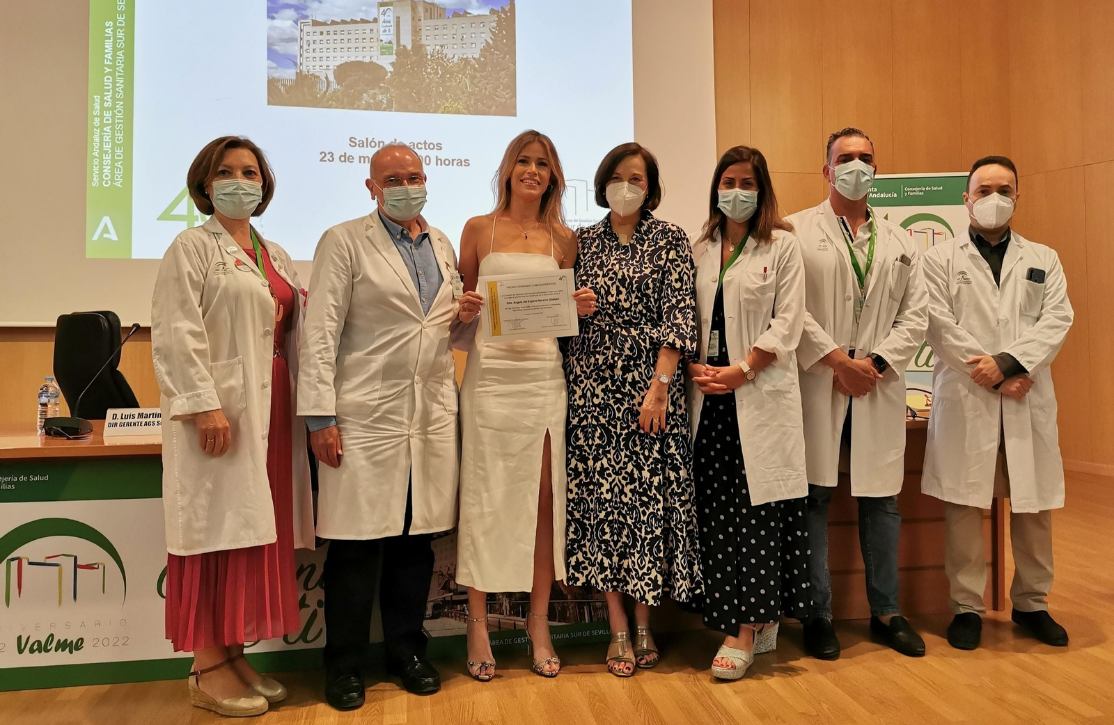 La Ganadora del premio, la especialista de Dermatología Ángela Navarro Gilabert, acompañada del equipo directivo, jefe de estudios y jefa de Anestesia.