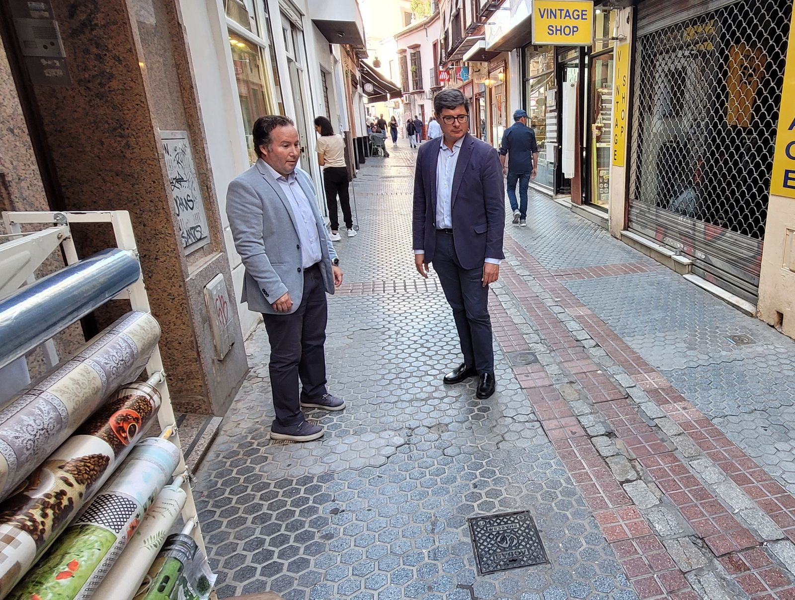 Pimentel observa el suelo de la calle Regina.