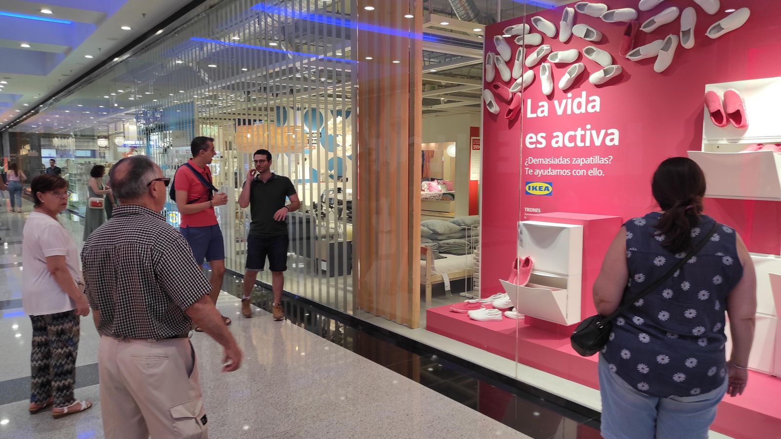 Compradores del Nevada Shopping contemplan el escaparate de la nueva tienda de IKEA