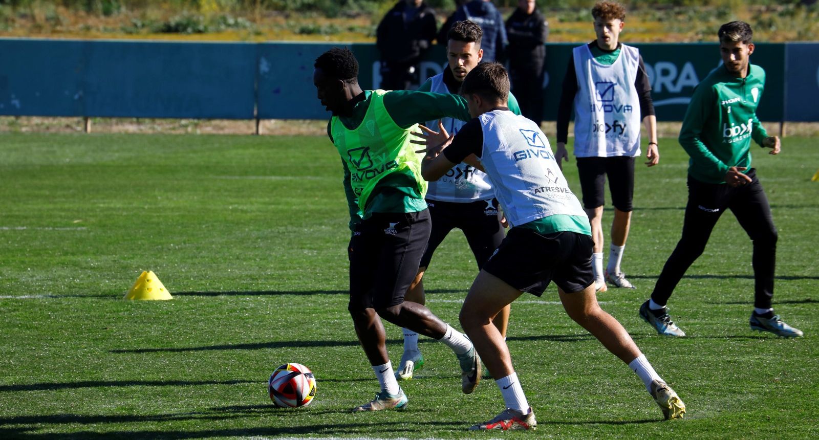 Diarra es presionado por Mati e Iván Rodríguez durante un entrenamiento.
