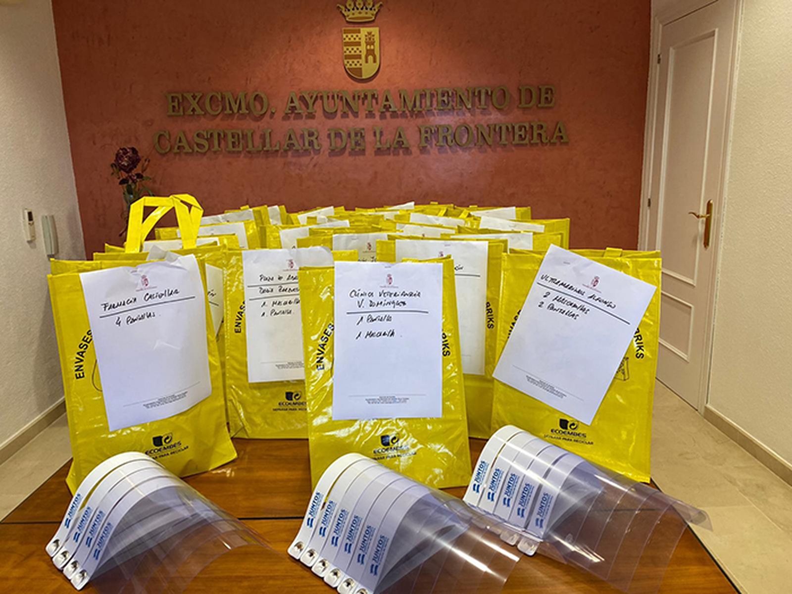 Las pantallas, preparadas para su distribución en el Ayuntamiento de Castellar