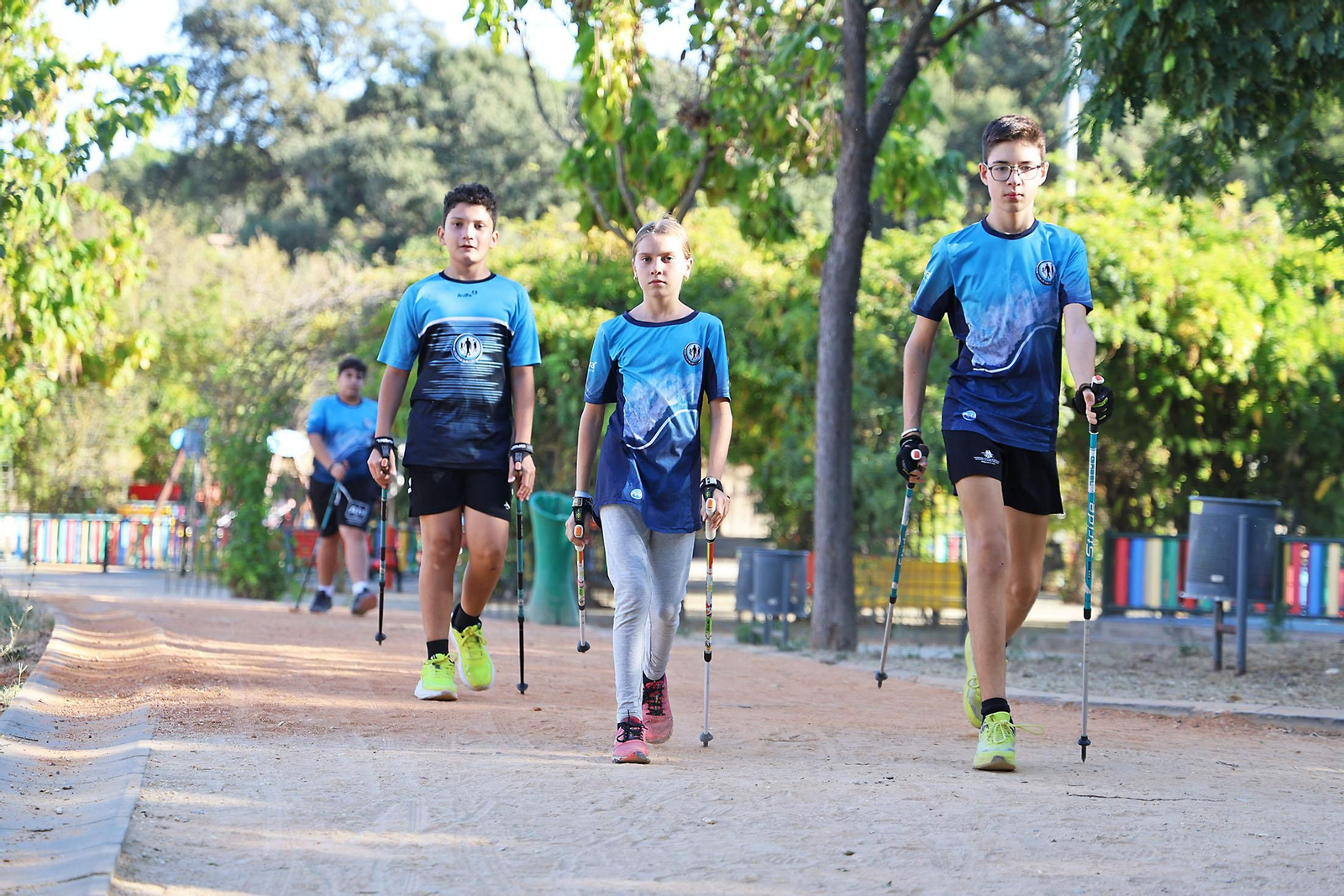 Imágenes de un entrenamiento de marcha nórdica del CD Multideportes