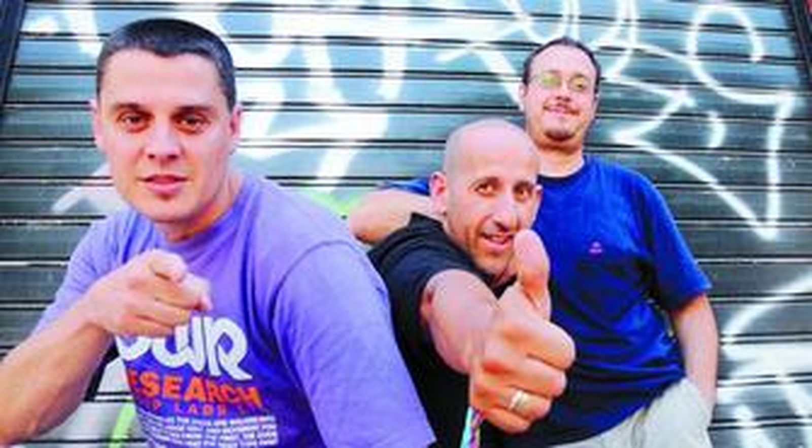 En la imagen, de izquierda a derecha, los pioneros del 'hip-hop' sevillano: Shrimp, Fini y Jam, 'graffiteros', 'b-boys' y 'raperos'.