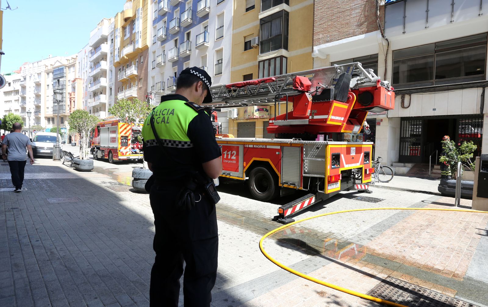 Los bomberos intervienen en un incendio en la calle Marina