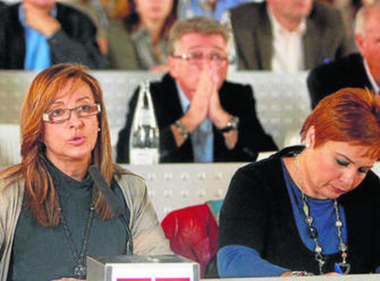 Pilar Sánchez (a la izquierda), con Cabaña en segundo plano en el congreso provincial de noviembre.