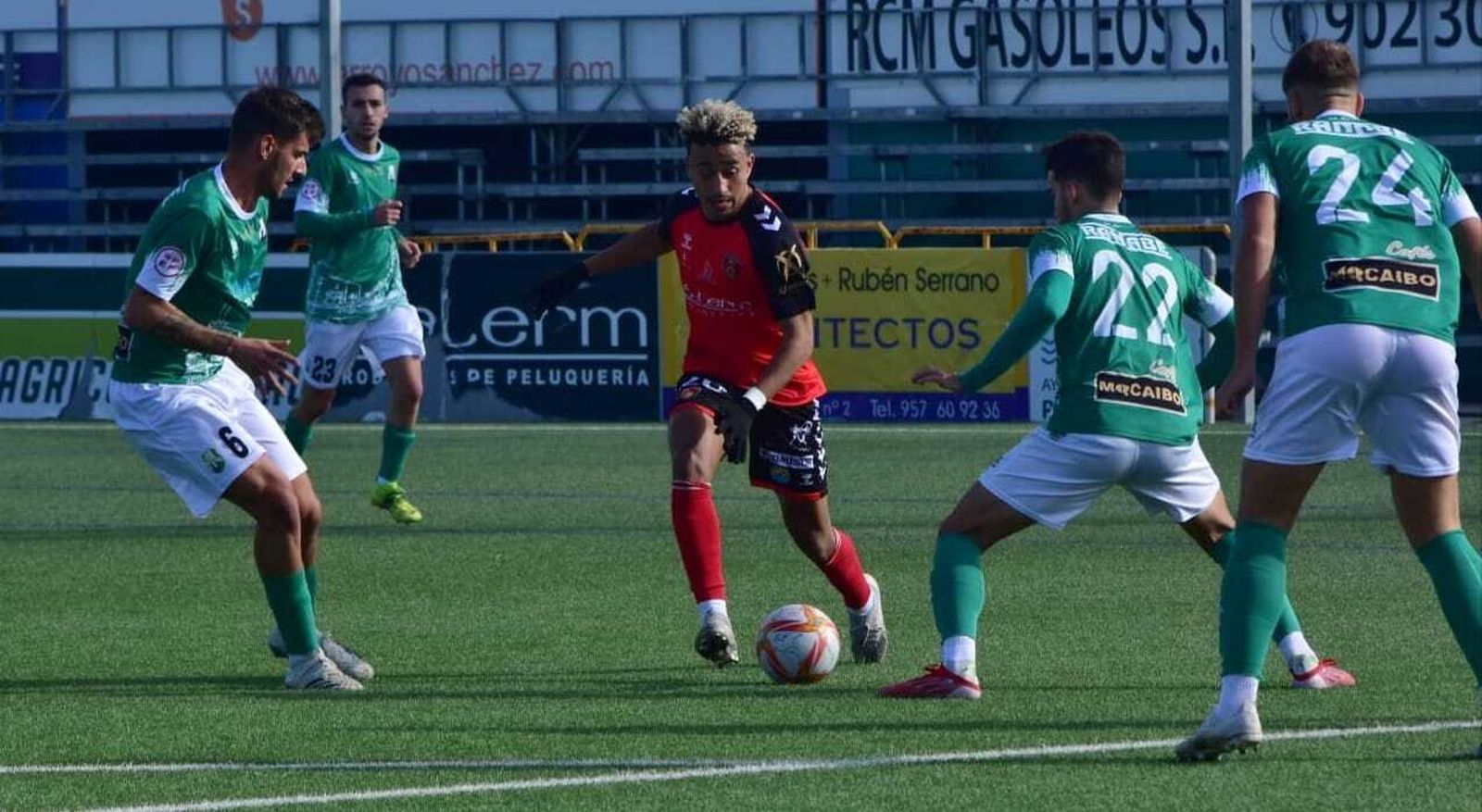 Gianluca Lorenzoni es presionado por varios jugadores del Rota.