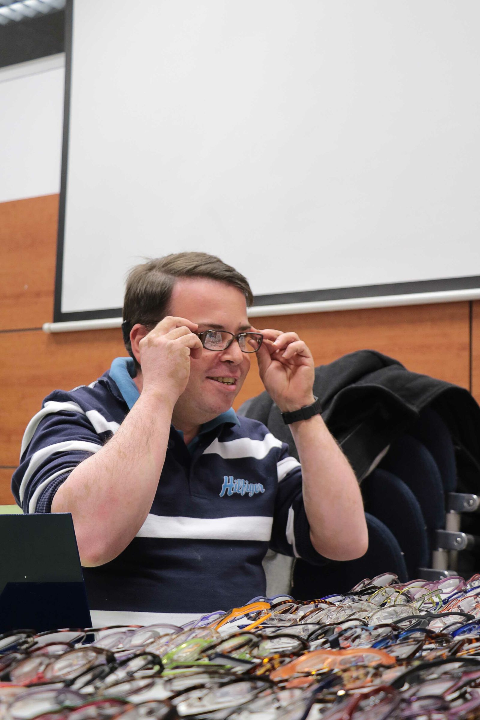 Un joven recibe sus nuevas gafas en una de las anteriores ediciones.