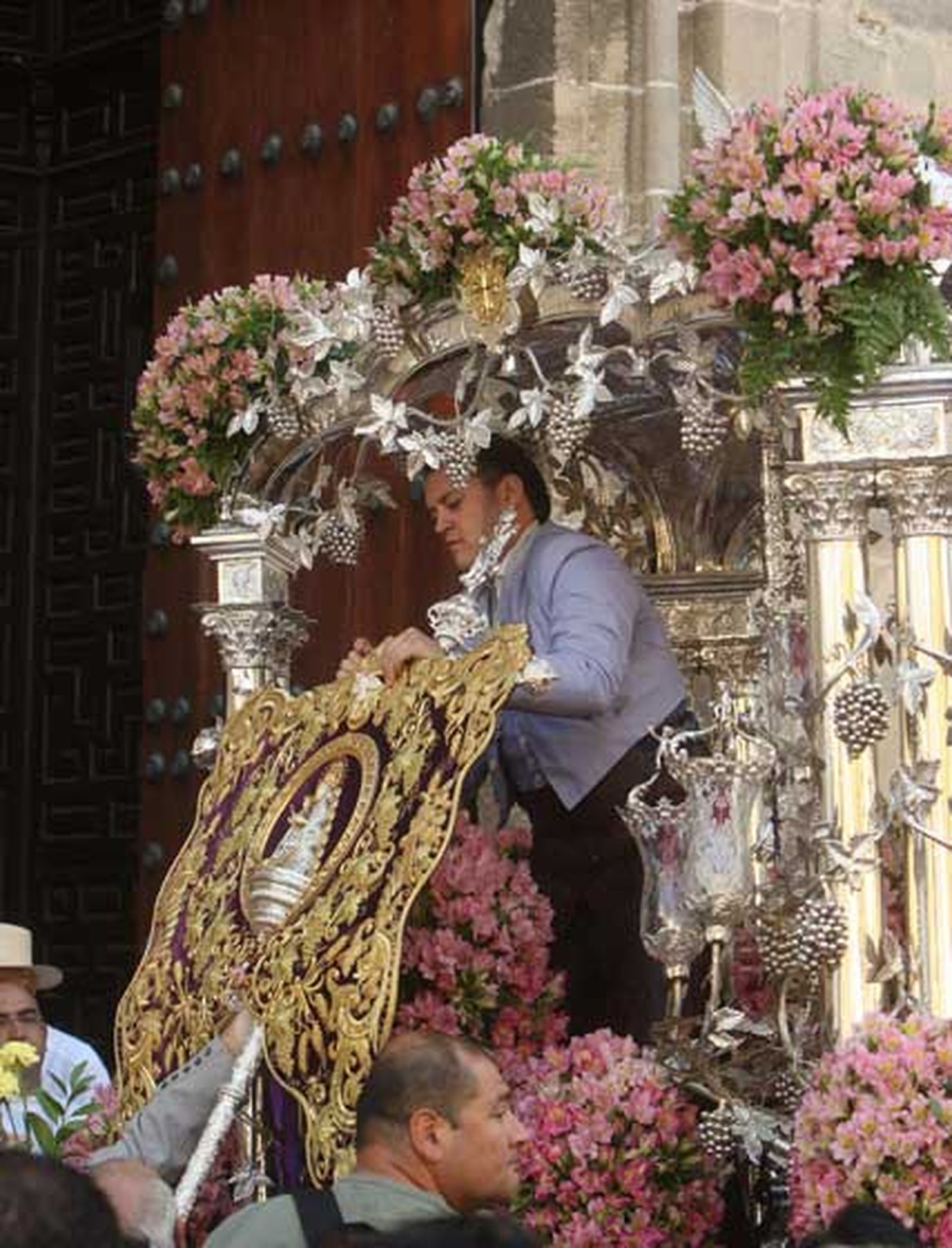 La hermandad rociera, tras asistir a la misa de romeros en Santo Domingo, coloca el Simpecado de Jerez en la carreta e inicia el camino hacia la aldea de El Rocío

Foto: Juan Carlos Toro